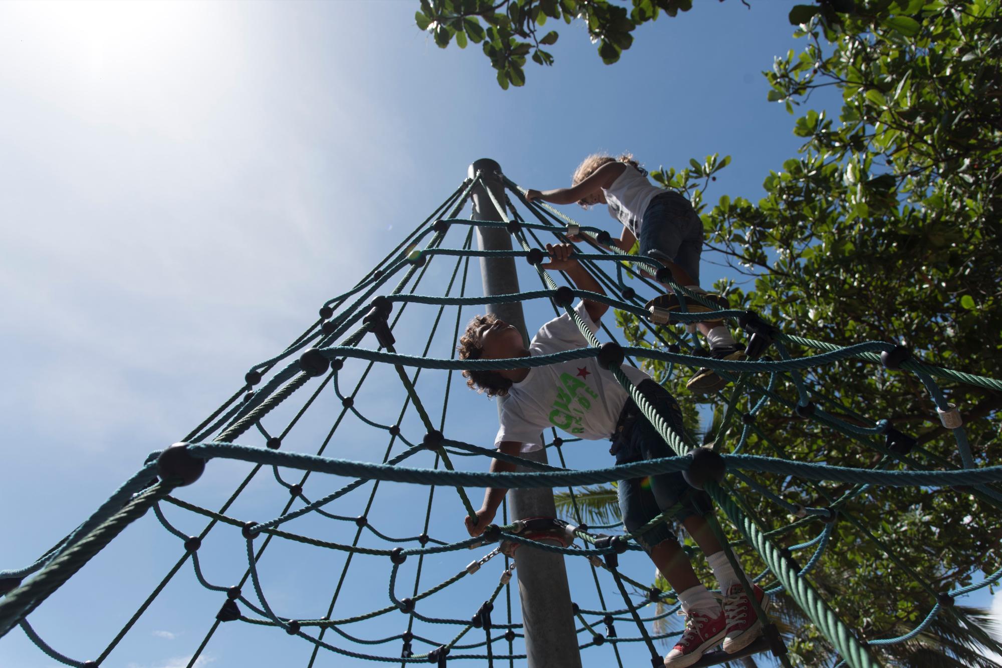 Niños disfrutan de juegos en el Malecón 