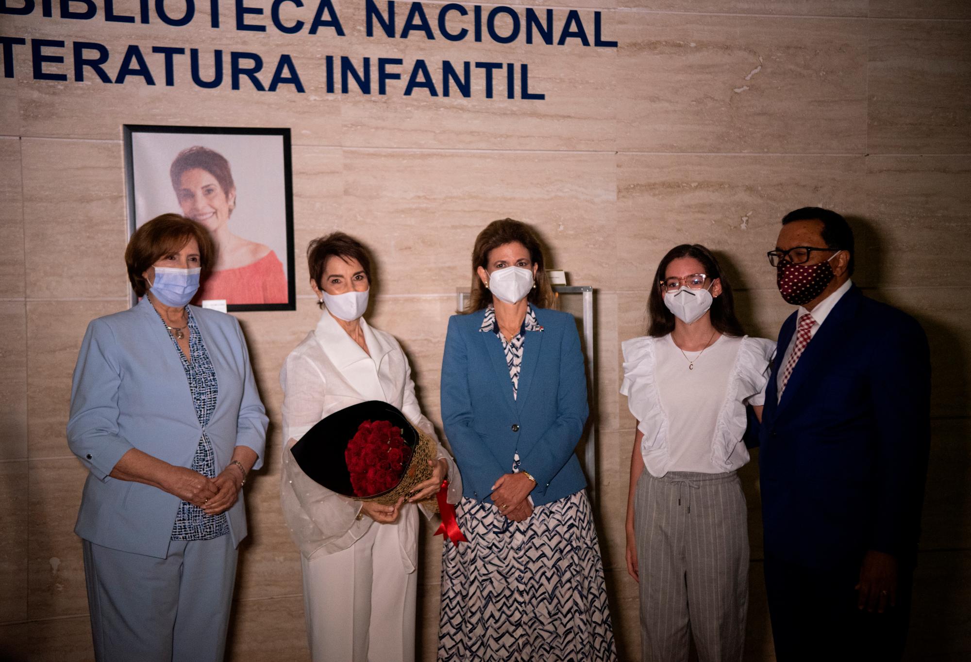Carmen Heredia, Lucía Amelia Cabral, Raquel Peña, Clara Figuereo y Rafael Peralta Romero.