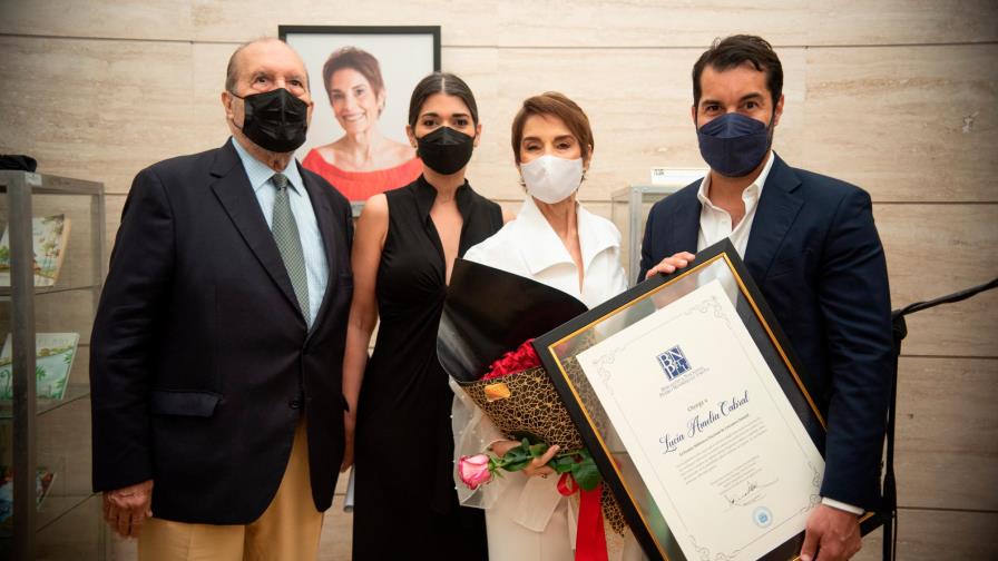 Lucía Amelia Cabral recibe Premio Biblioteca Nacional de Literatura Infantil