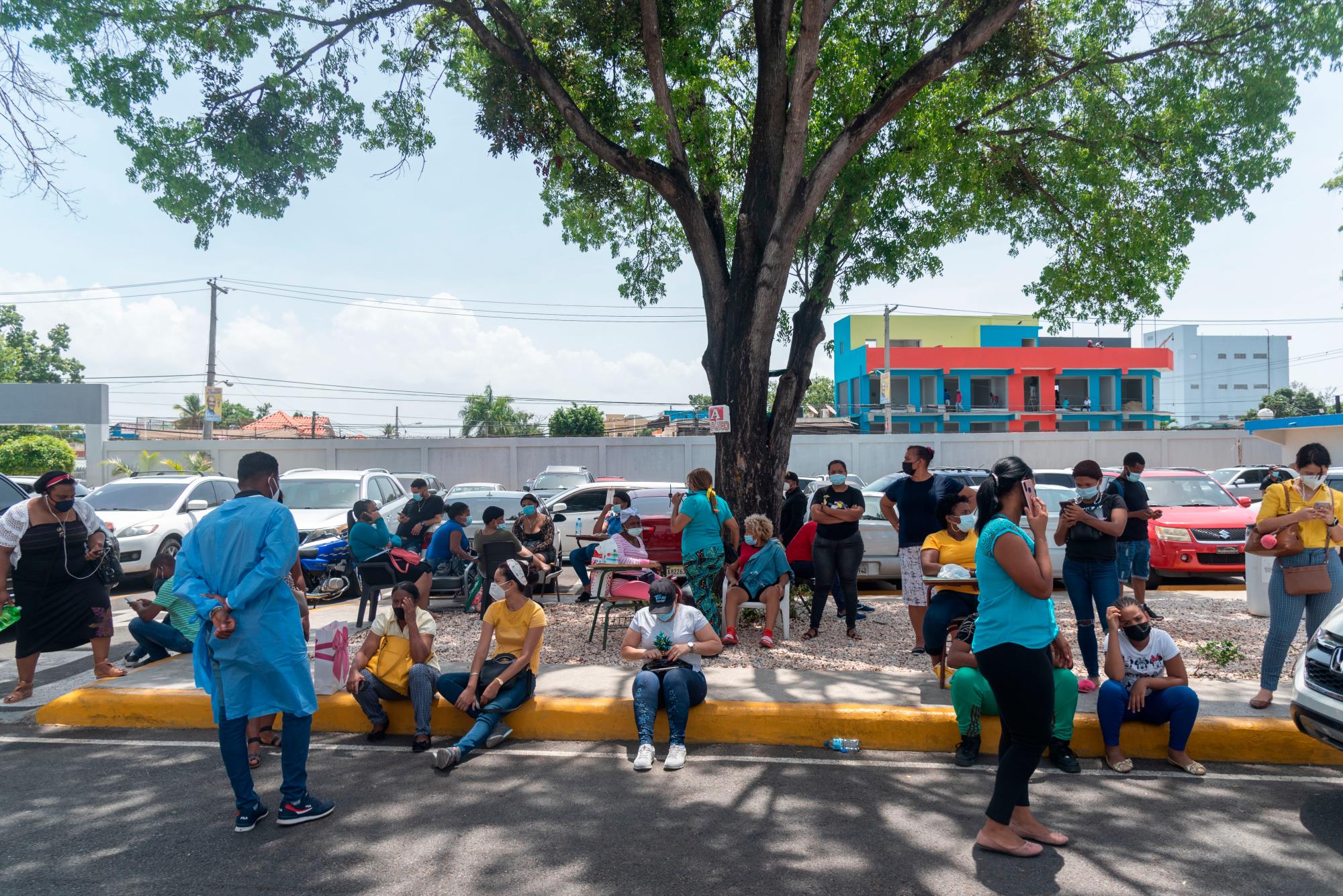Familiares esperan noticias de sus pacientes ingresados en área COVID-19