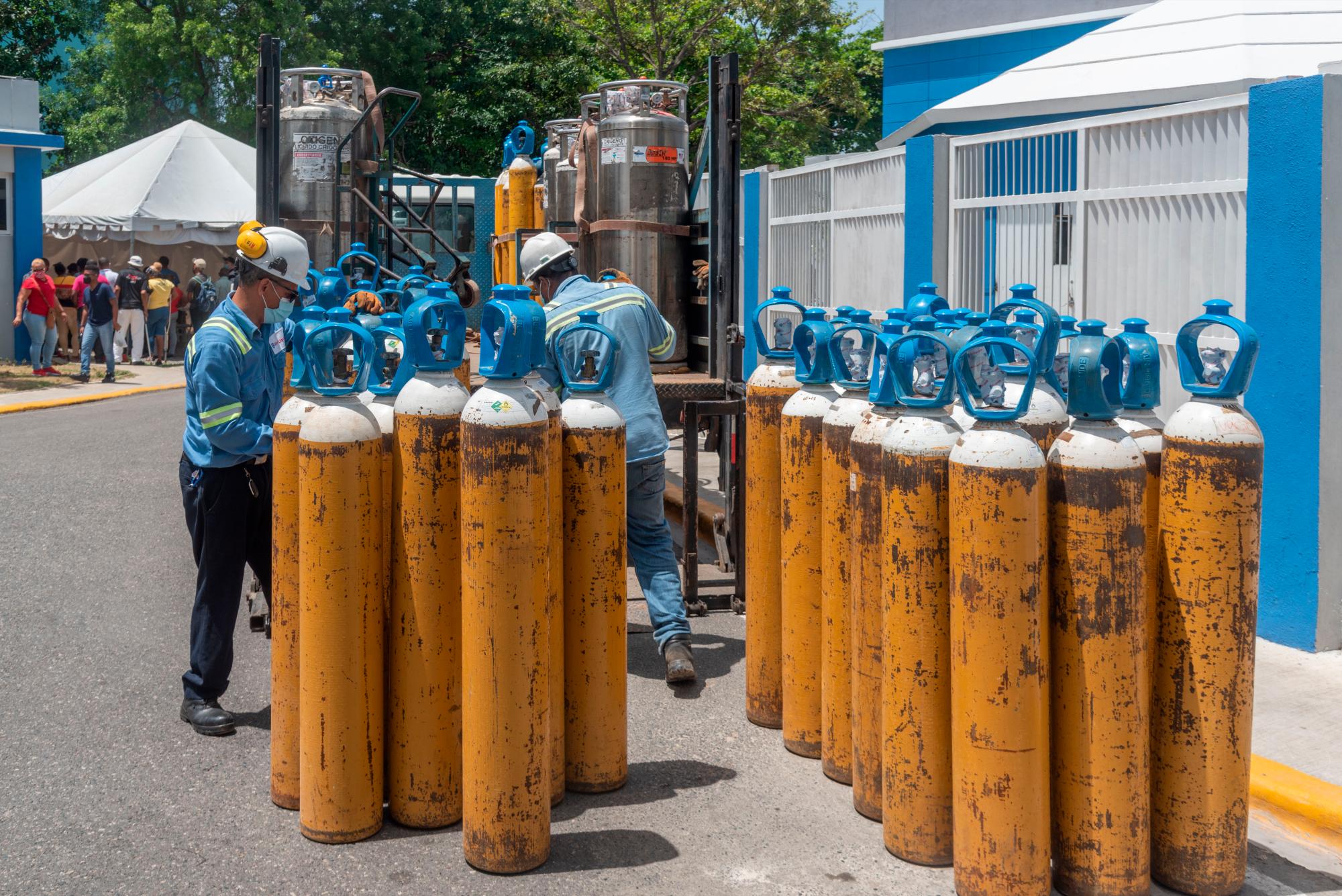 Tanques de oxígeno que son utilizados para pacientes críticos de COVID-19. 