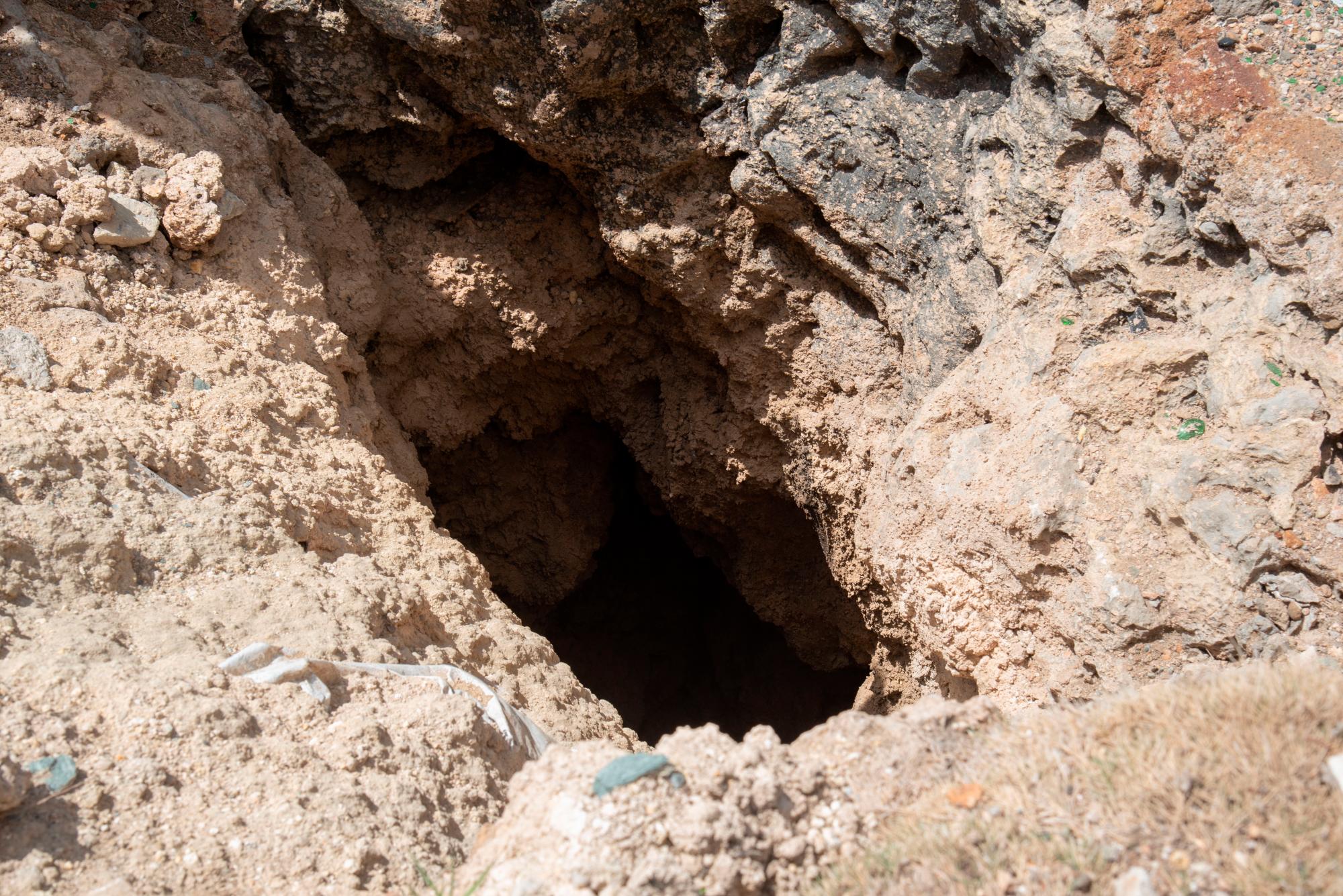 Este hoyo está a metros del monumento y constituye un peligro para quienes visitan la zona. 