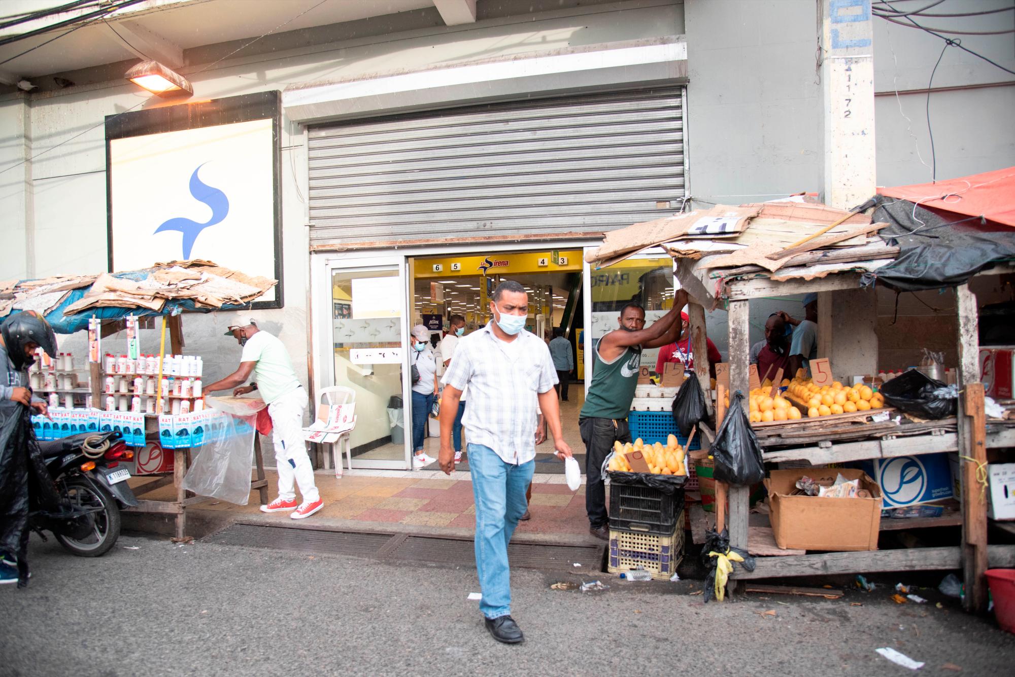 Grandes tiendas como La Sirena lucían con gran movimiento. 