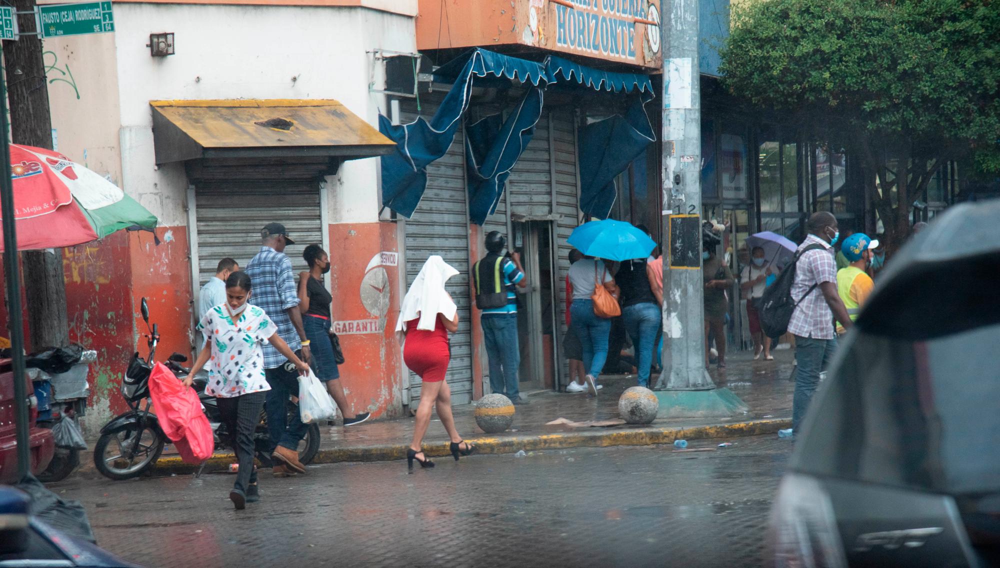 La gente desafío la lluvia de este viernes para salir a comprar. 