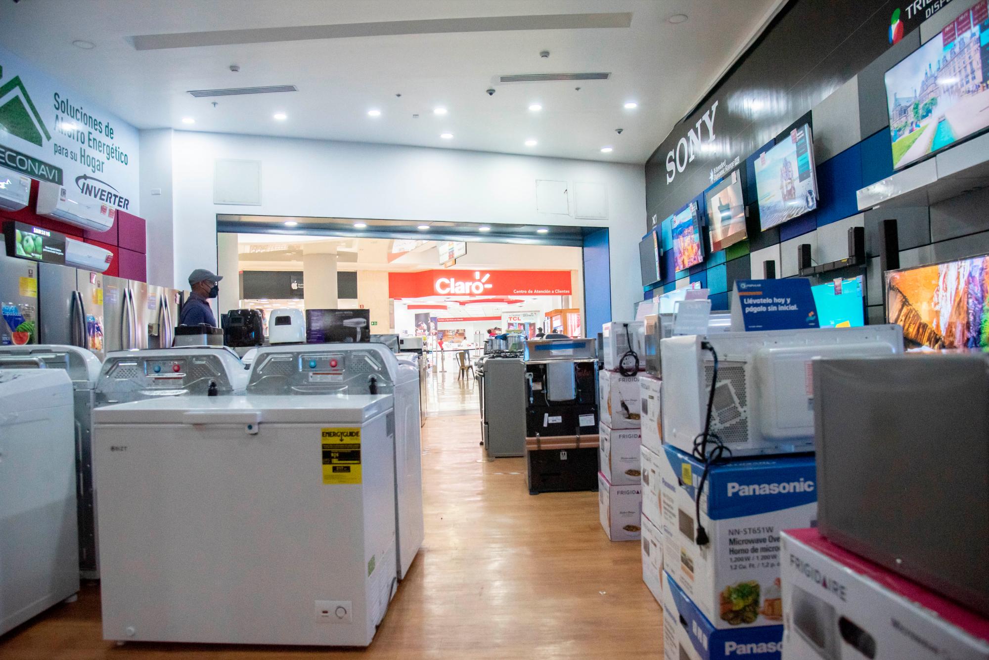 Los electrodomésticos como son lavadoras y neveras figuran entre los más vendidos, según dueños de tiendas. 