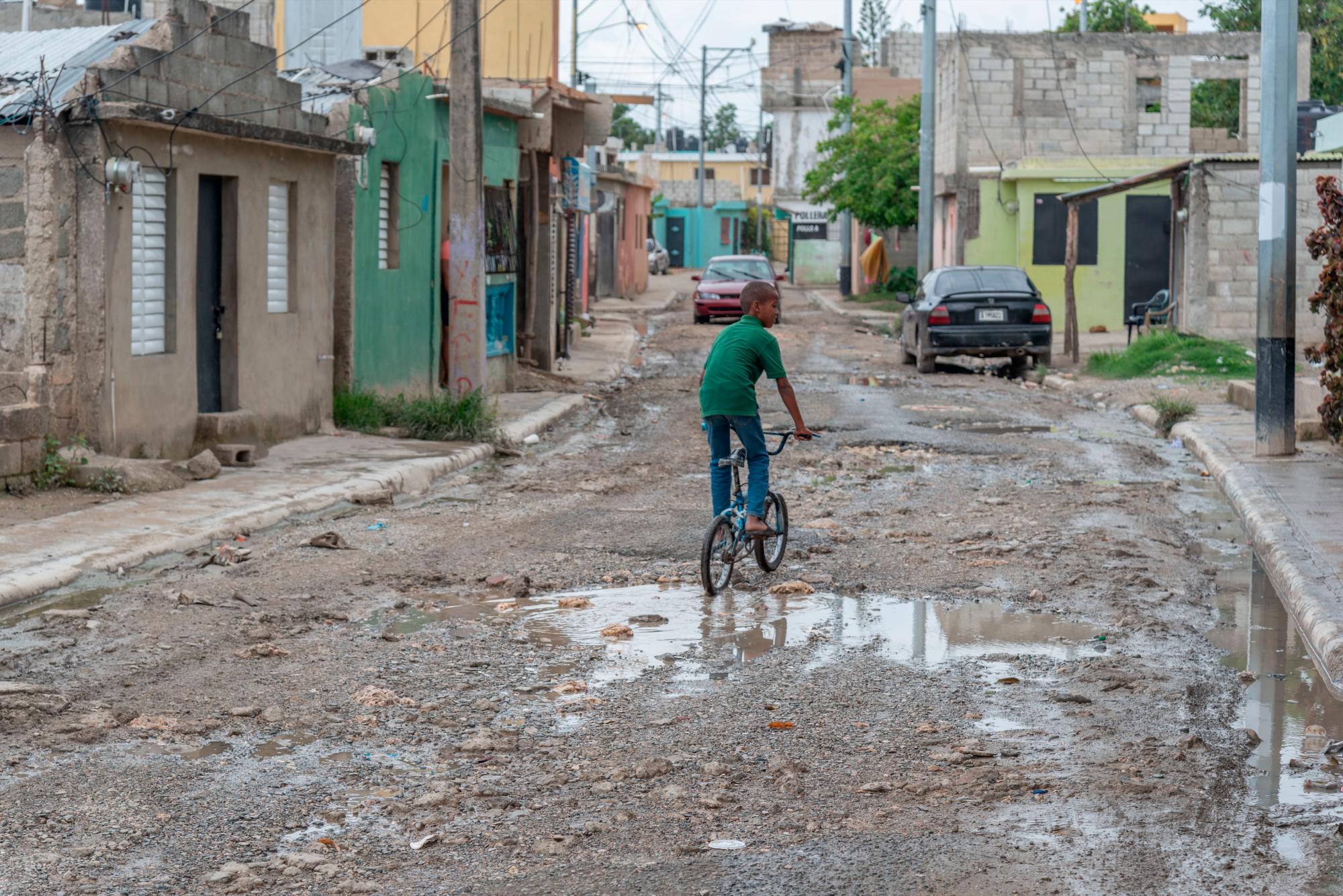 En este tramo de la calle el agua erosionó el asfalto.