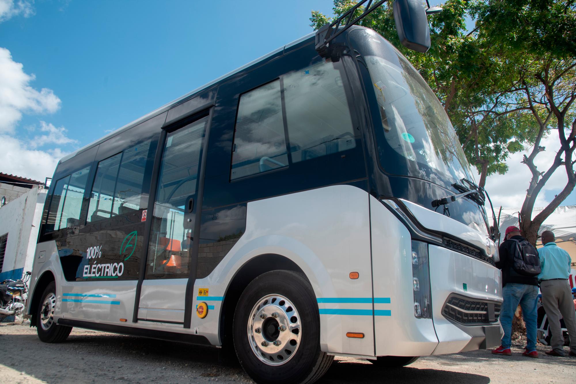 Uno de los microbuses que serían utilizados por Mocotran en los corredores. 