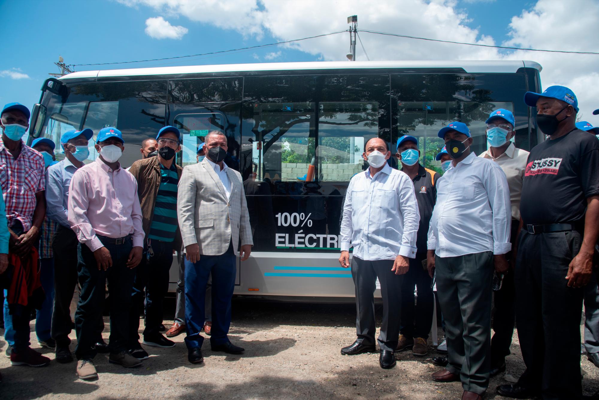 El director del Intrant junto a Cambita y dirigentes choferiles. 