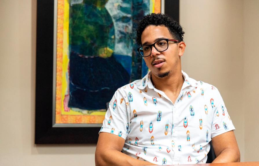 Willy Mena representa la realidad de los inmigrantes dominicanos en EEUU a través de su podcast