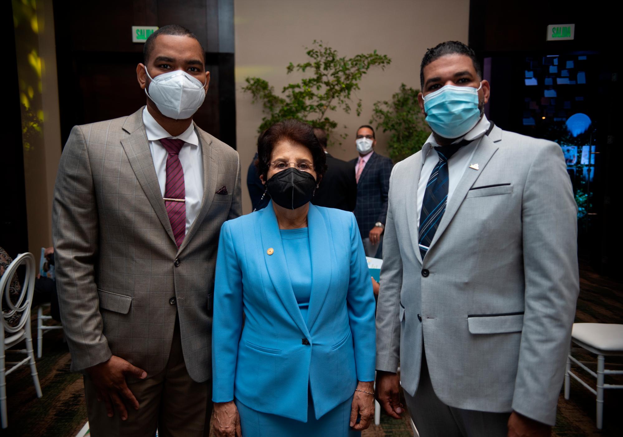 Werner Ramírez y Altagracia López y Gelsón Navarro.