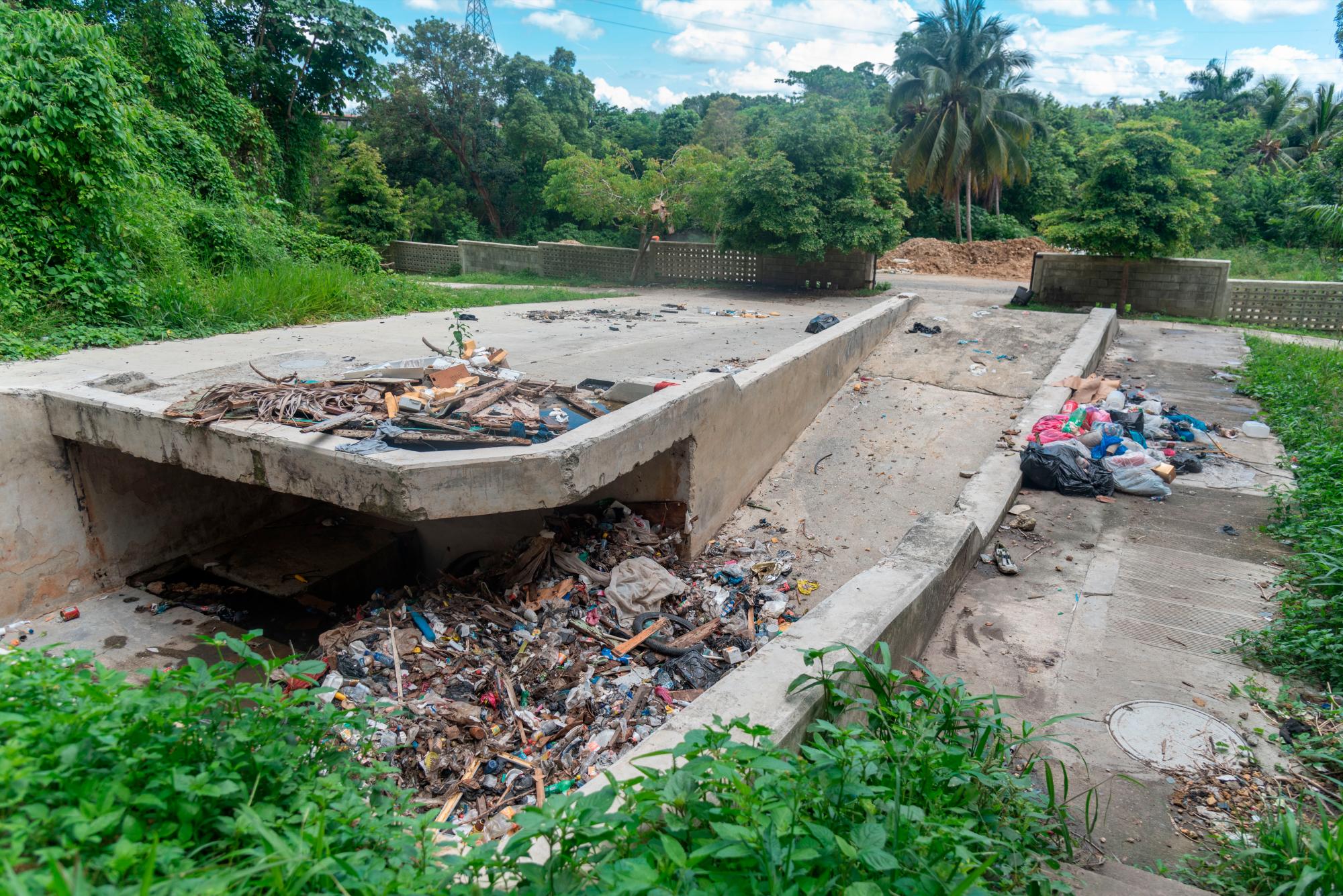 Una de las trampas para los residuos sólidos, pero si no se recogen se desbordan y van a parar al río.