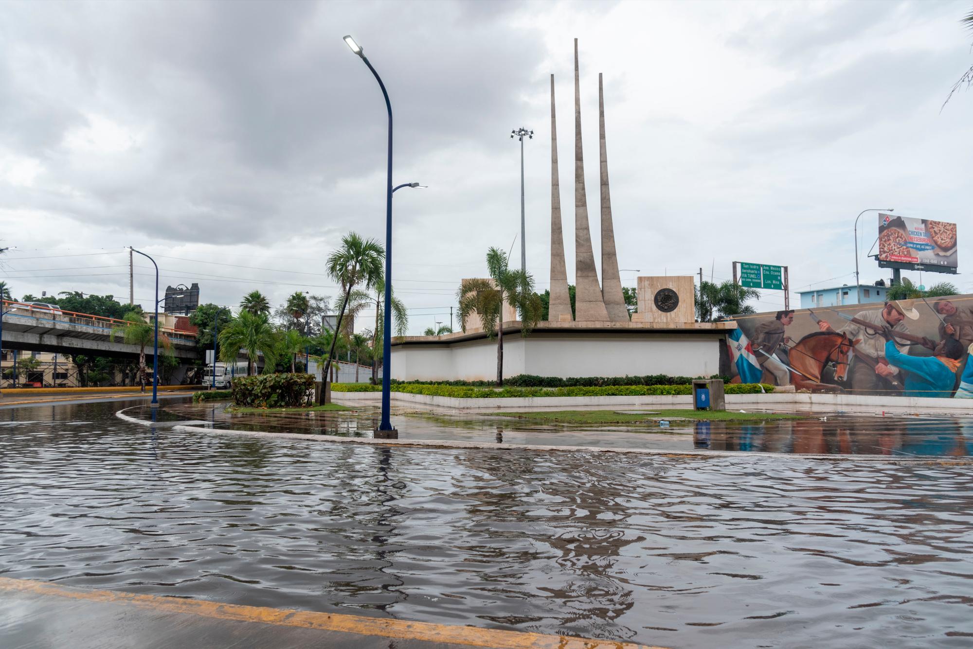 Algunos charcos de agua se han producido en calles de la ciudad, debido a los aguaceros de este fin de semana. 