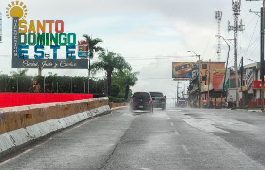 Lluvias y toque de queda mantienen en sus casas a ciudadanos del Gran Santo Domingo 