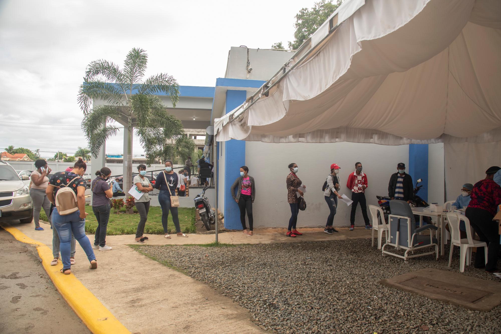 Personas hacen fila para realizare una prueba rápida en el hospital Moscoso Puello. 