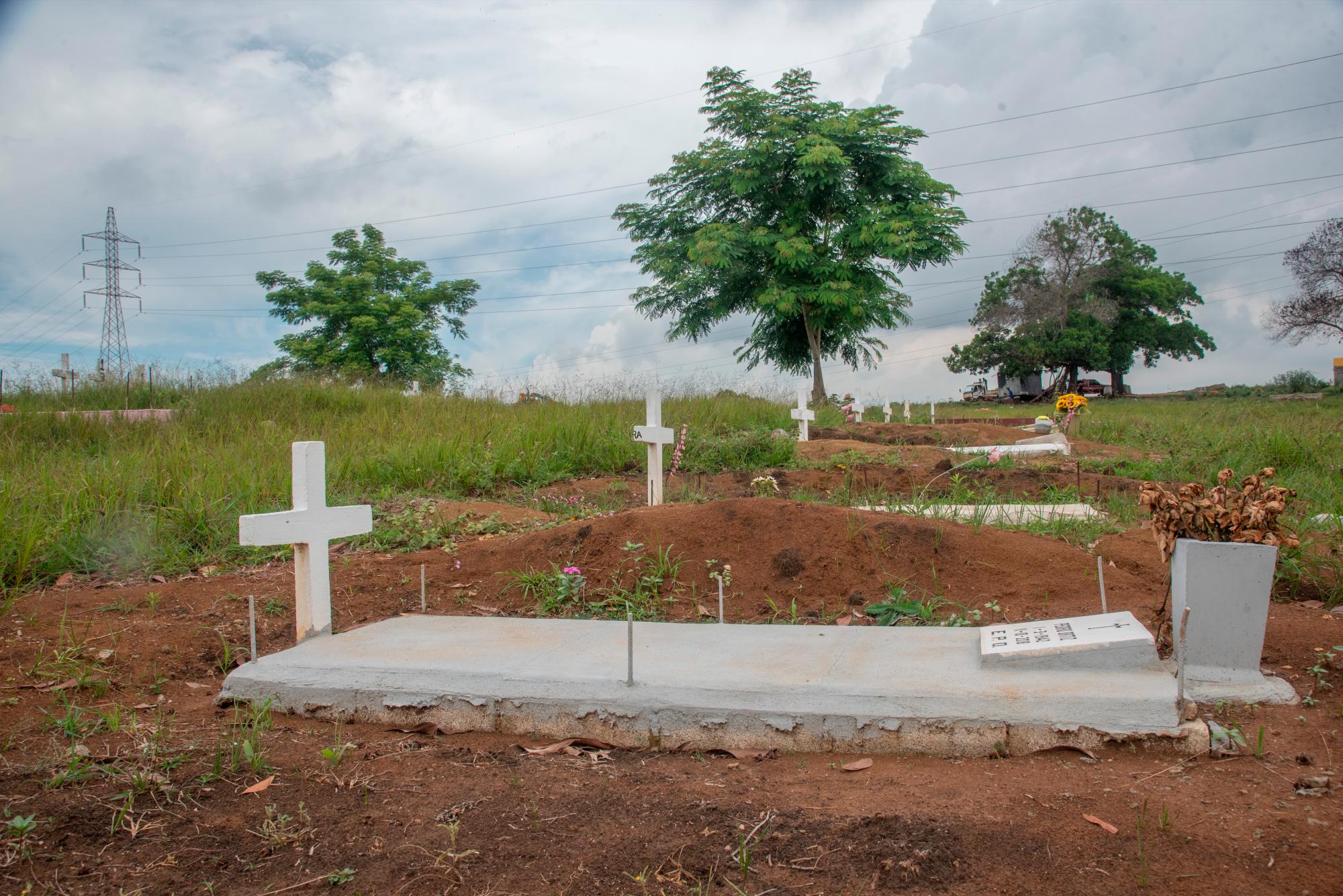 El cementerio municipal Doña Lurdes Hernández funciona en un solar baldío y sin las mínimas condiciones para ser usado como un campo santo en el sector La Piñita en Los Alcarrizos.
