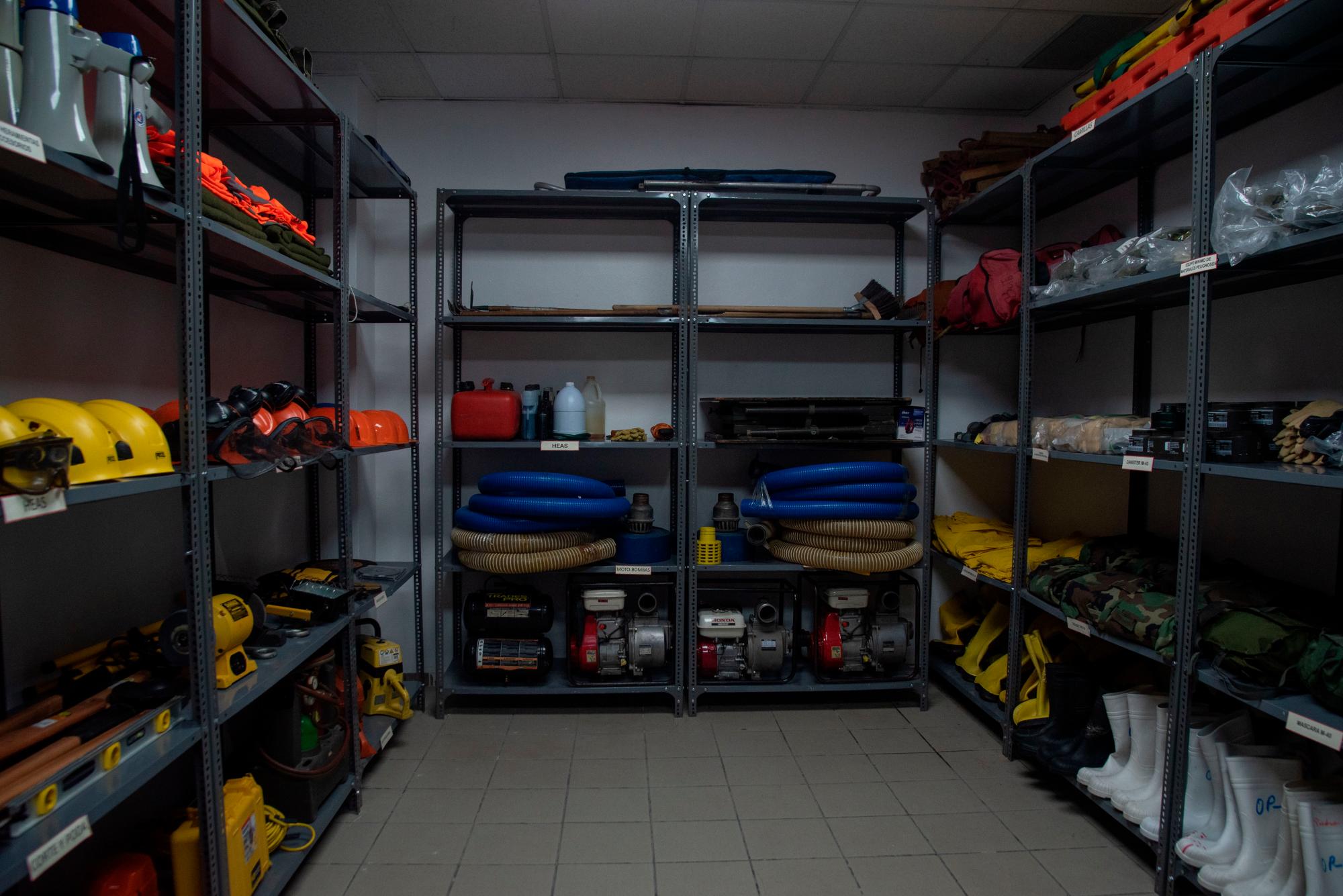 Uno de los almacenes de los equipos utilizados por los brigadistas  