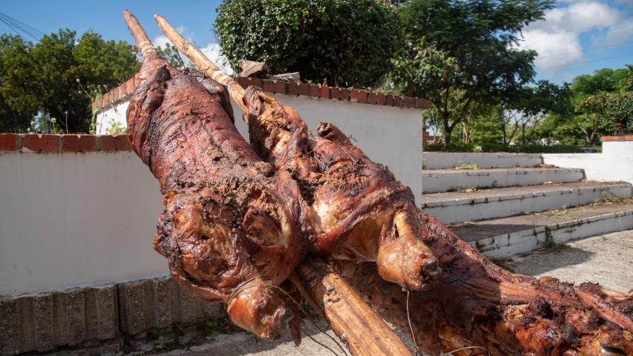 El olor a cerdo asado y el bullicio navideño se mezclan con las restricciones 