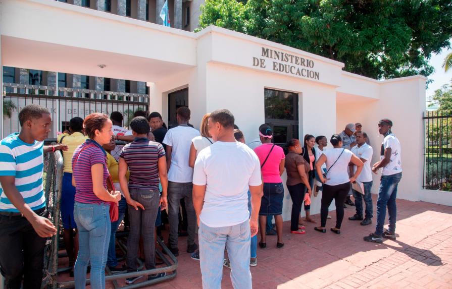Residentes en Jacagua, de Villa Mella protestan por falta de aulas
Residentes en Jacagua, de V. Mella piden aulas