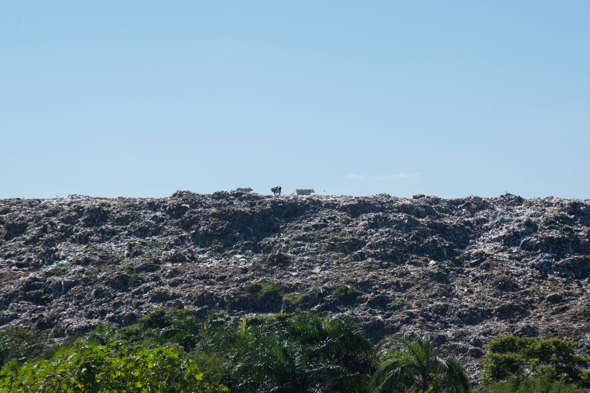 La montaña de residuos sigue creciendo.