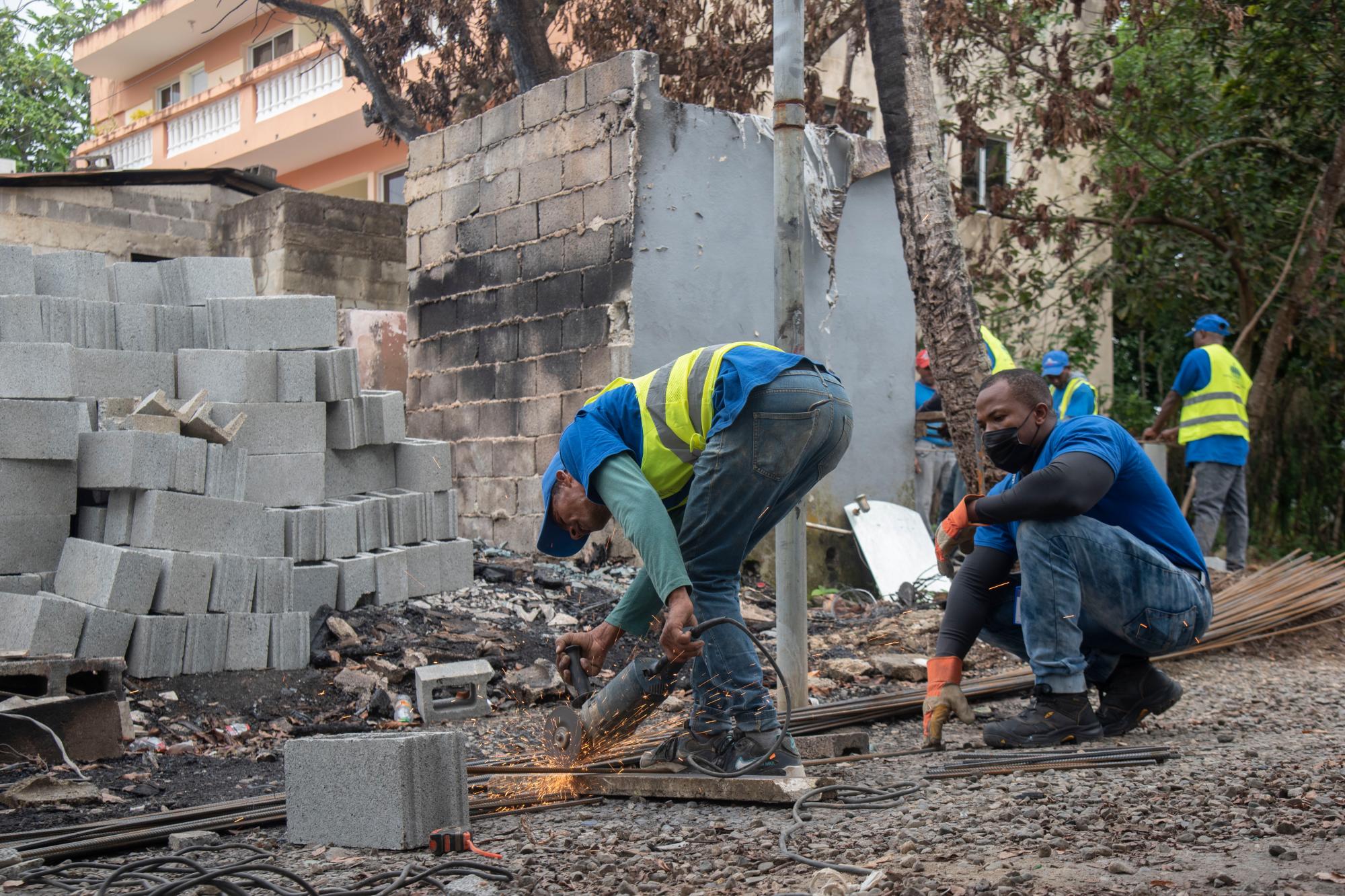 Obreros en plena acción.