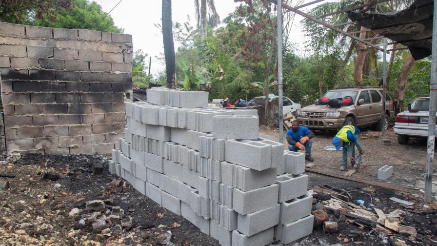 Madre satisfecha con la construcción de vivienda que se le quemó