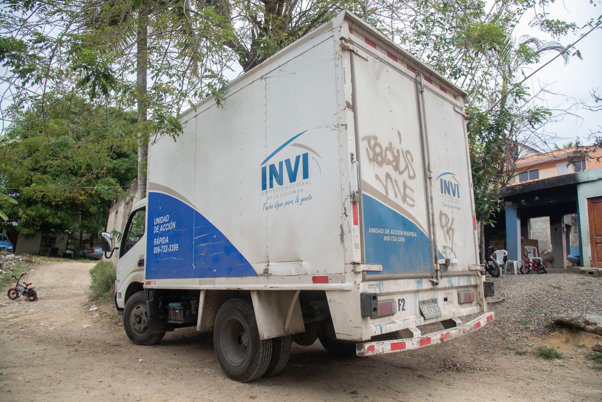 Una de las unidades del Invi donde se transportan los materiales 
