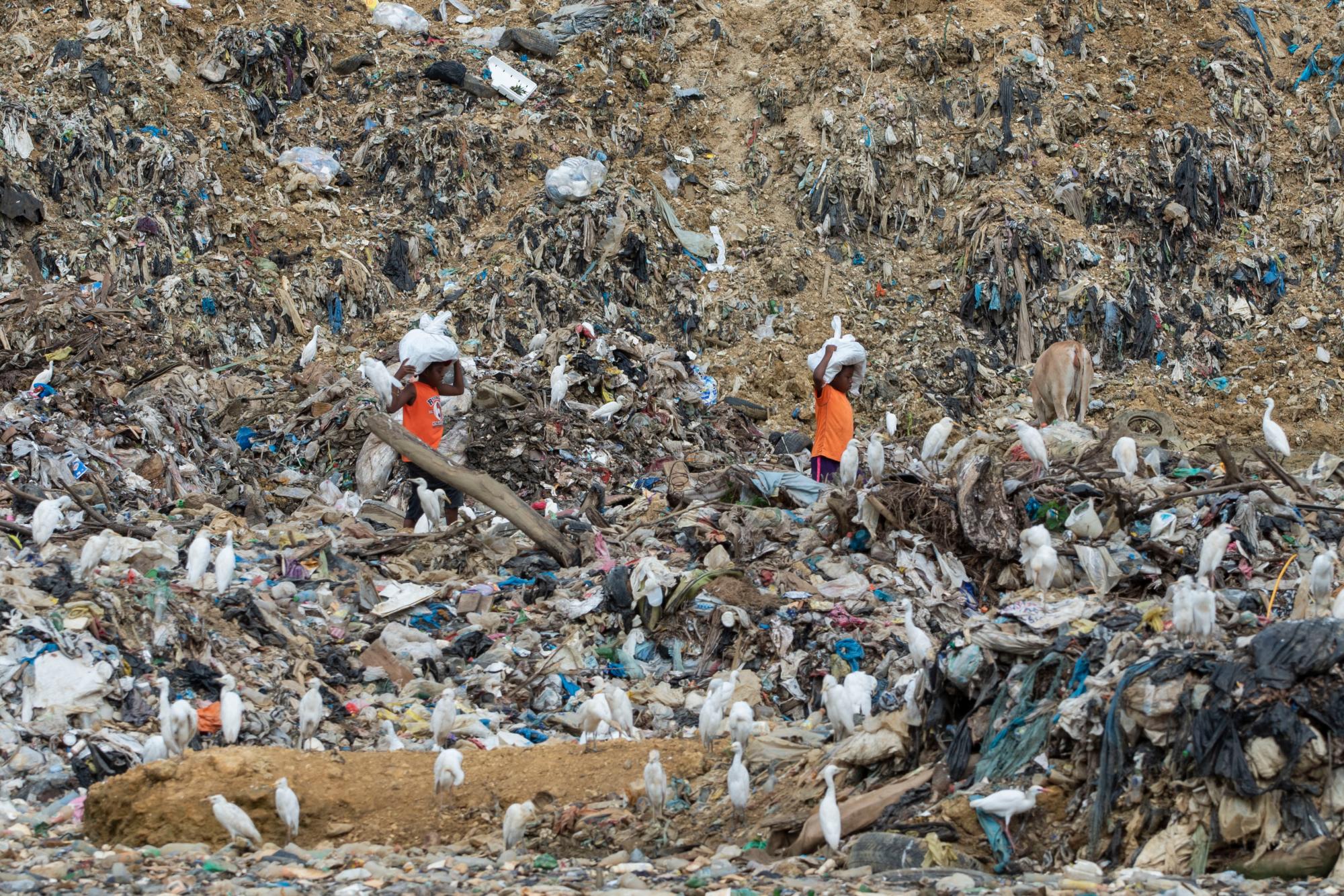 Las montañas de basura son cada vez mayores. 