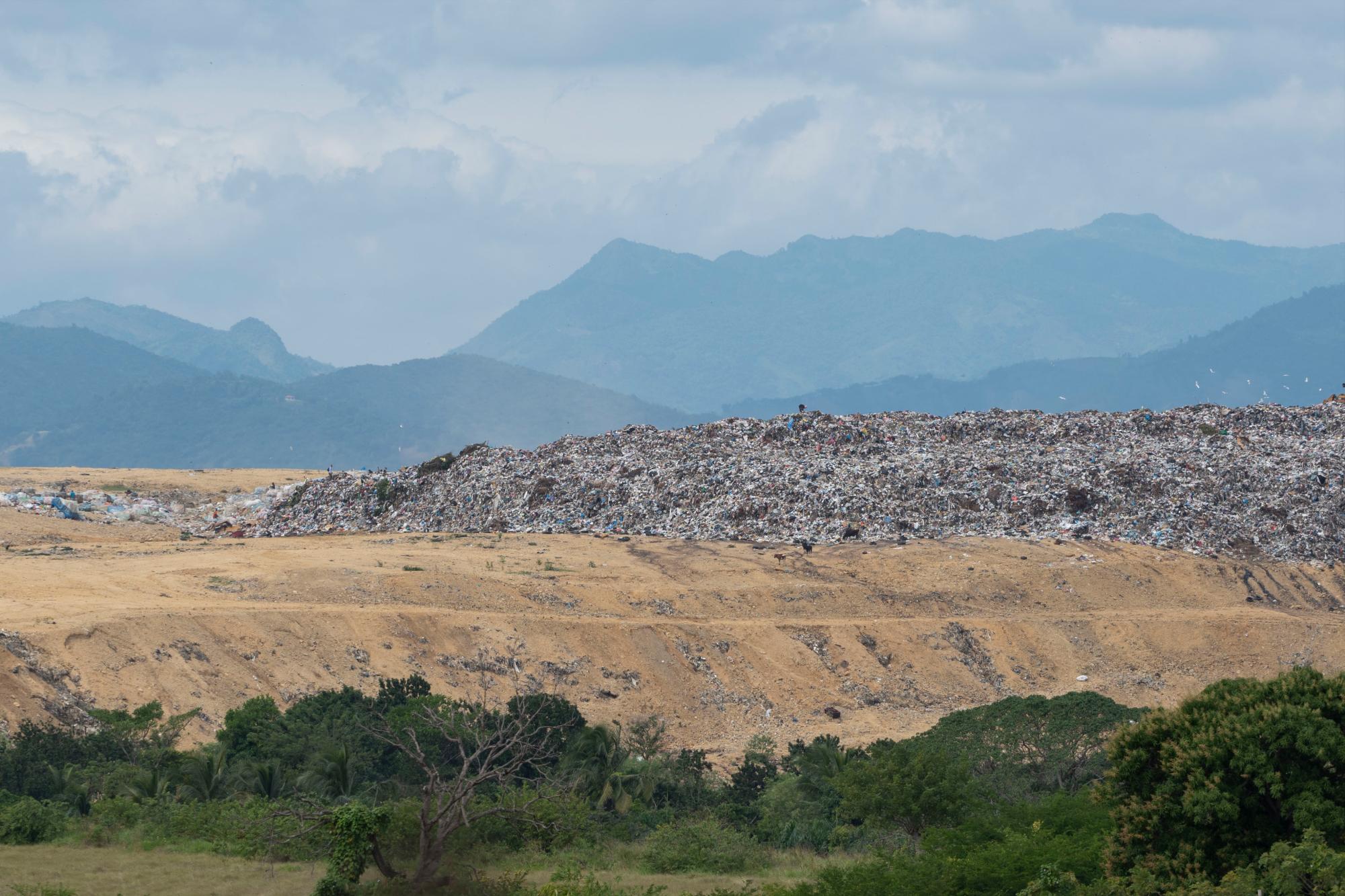 Parte del terrenos que fue sellado con caliche, ha vuelto a tener montaña de basura.