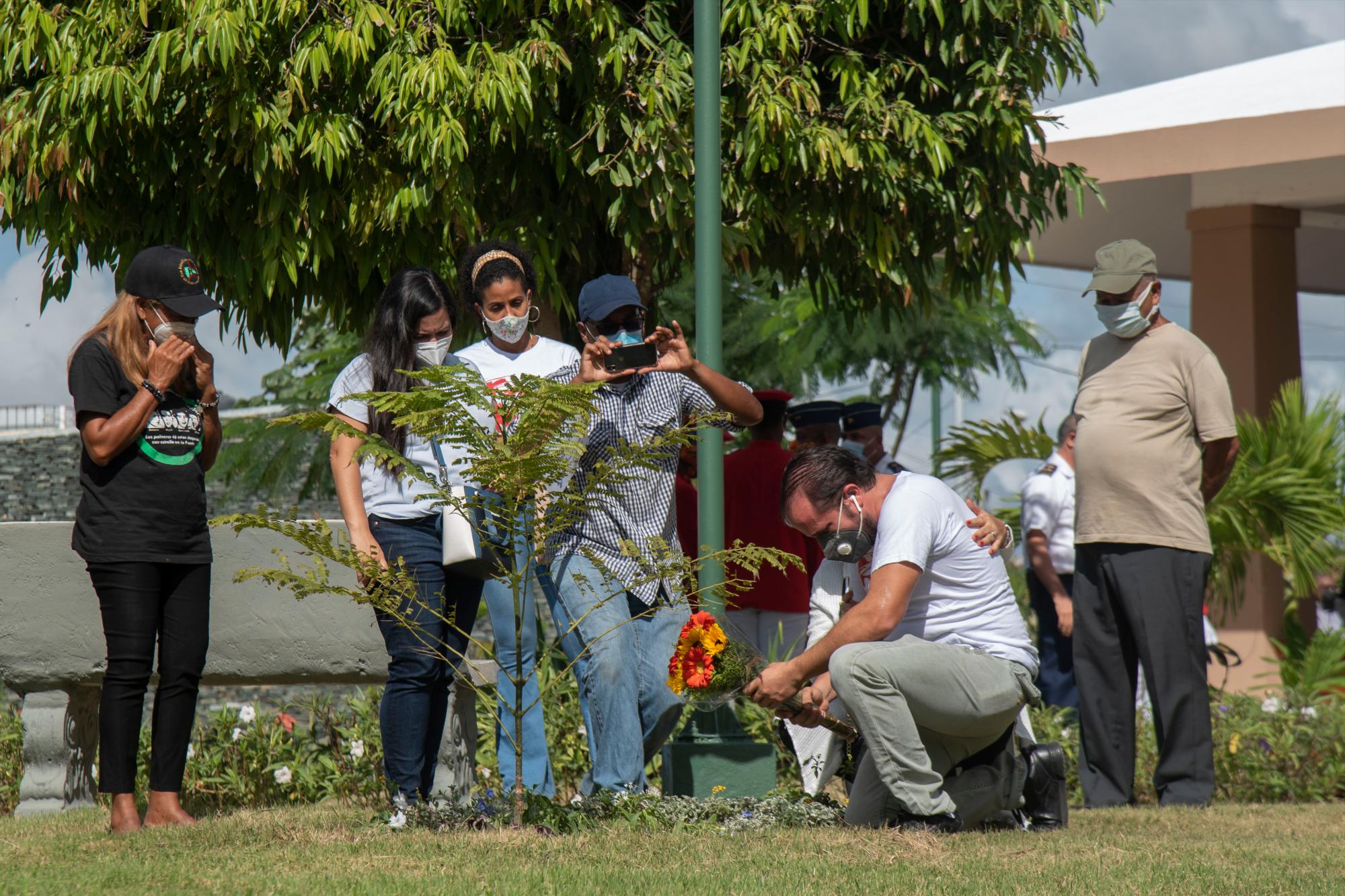 Claudio Caamaño Vélez, deposita flores en una planta dedicada al revolucionario José a Larraury.