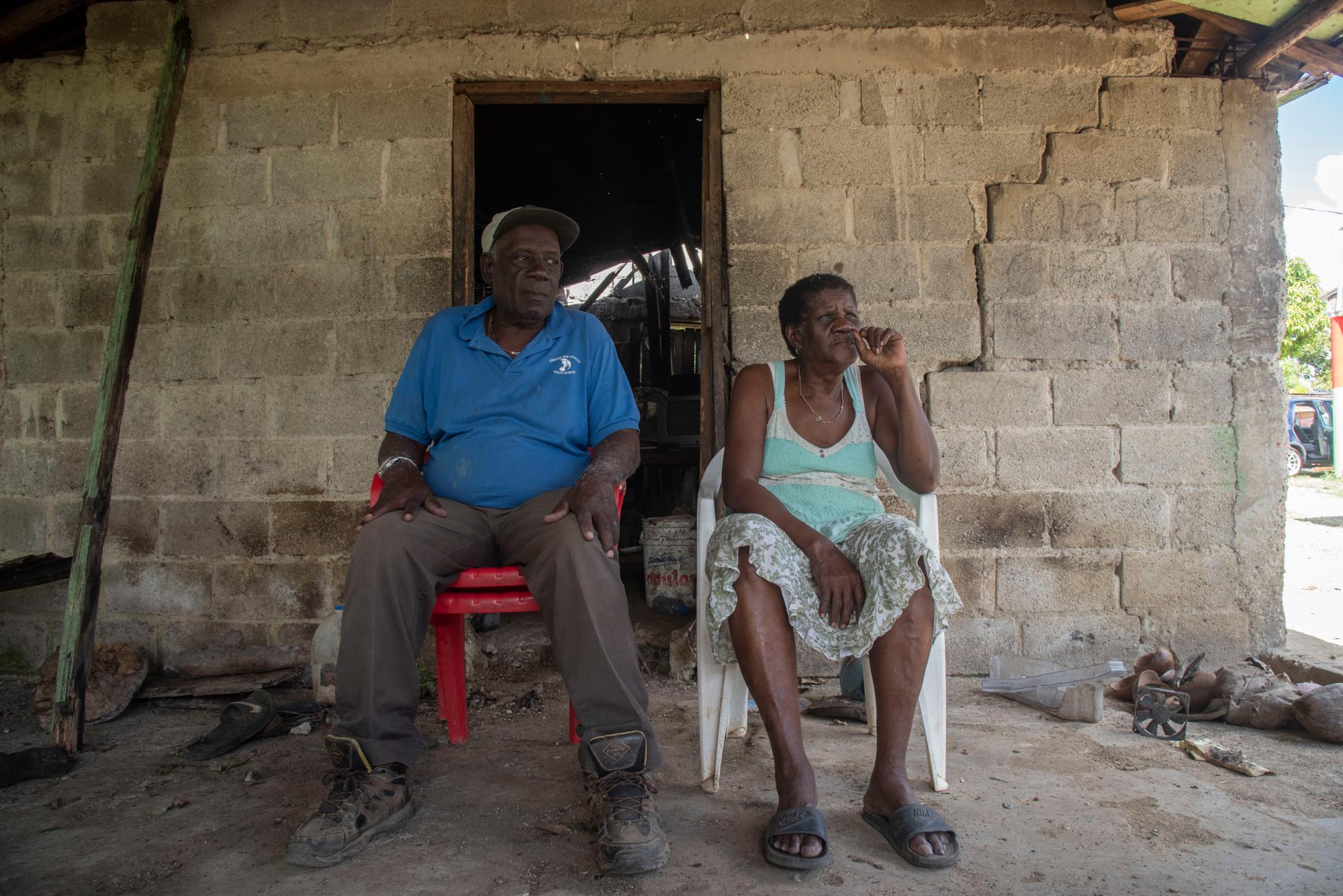 Andrés y esposa en el lugar donde se cocinan los alimentos cada 21 de enero.