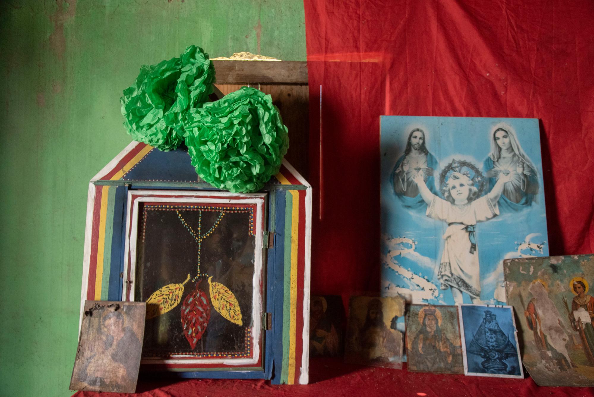 Las imagen de la virgen de la Altagracia es la principal.