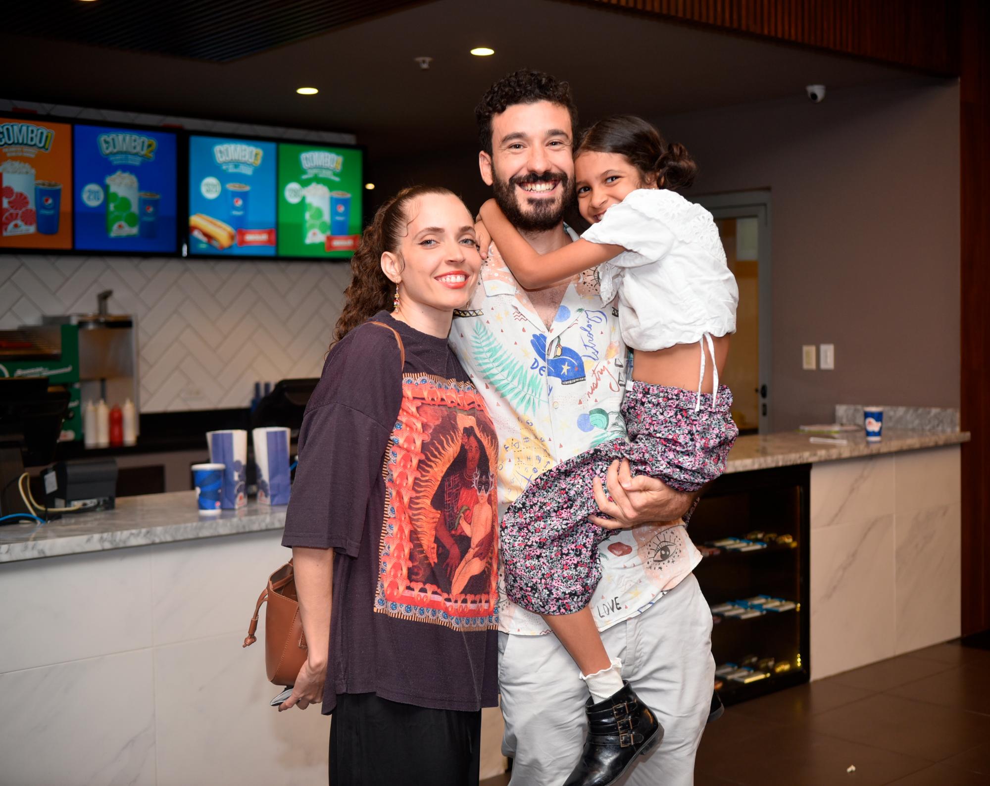 Nicole Santiago, Mario Sosa y Kaya Santiago.