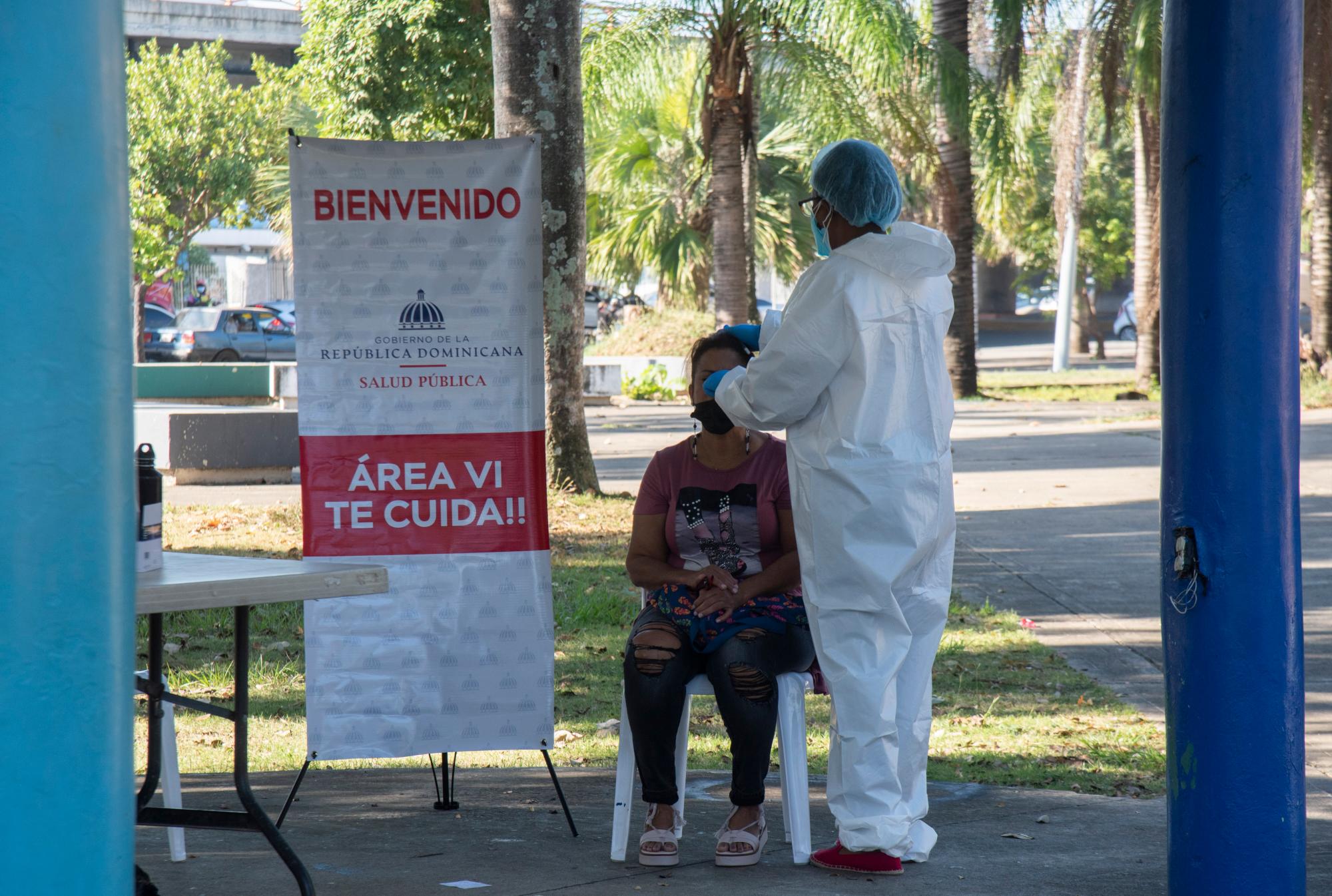 Operativo de pruebas antígenos realizada por el Área VI  en Los Jardines del Distrito Nacional.