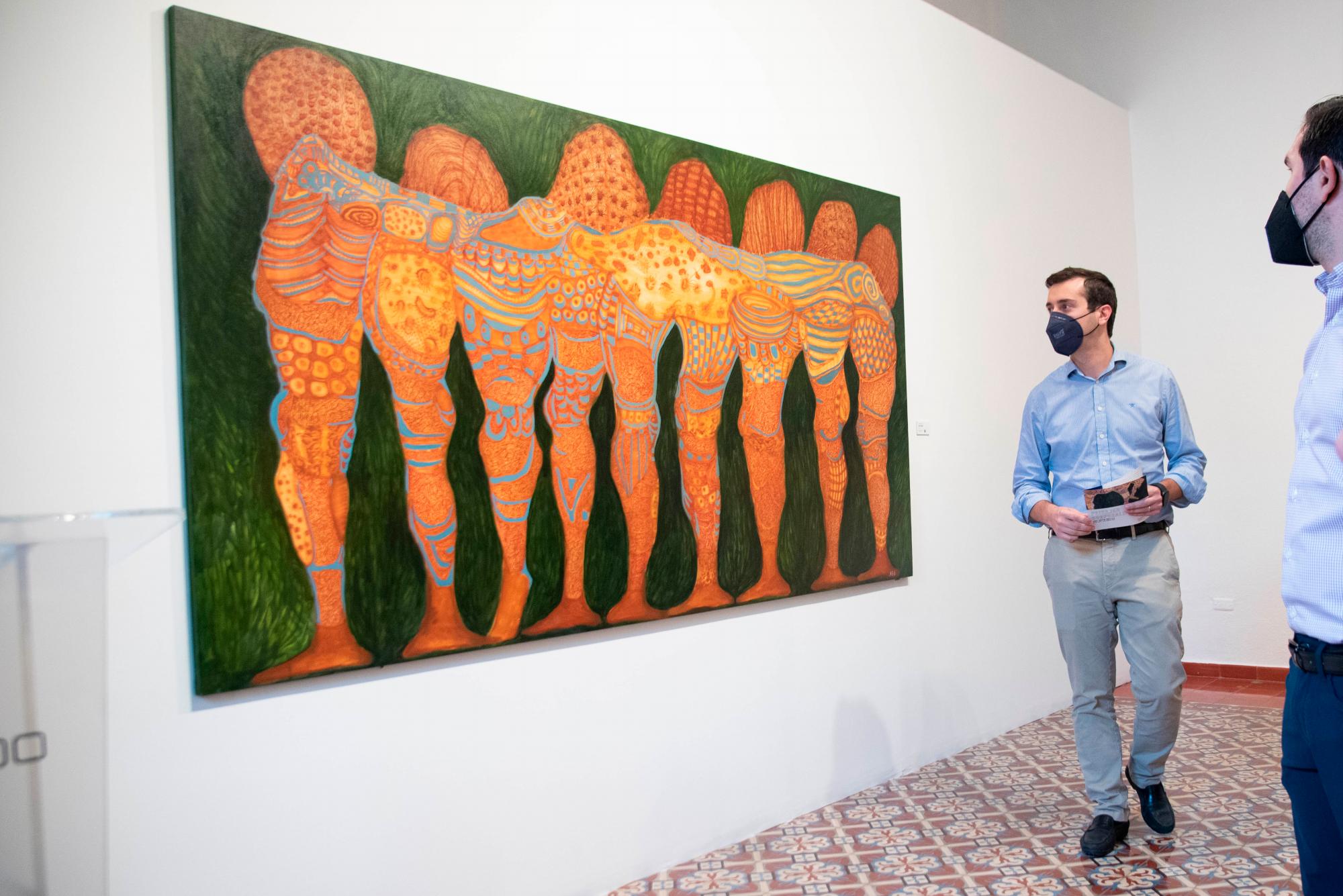 Visitantes admiran una de las obras de Paisajes Corporales.