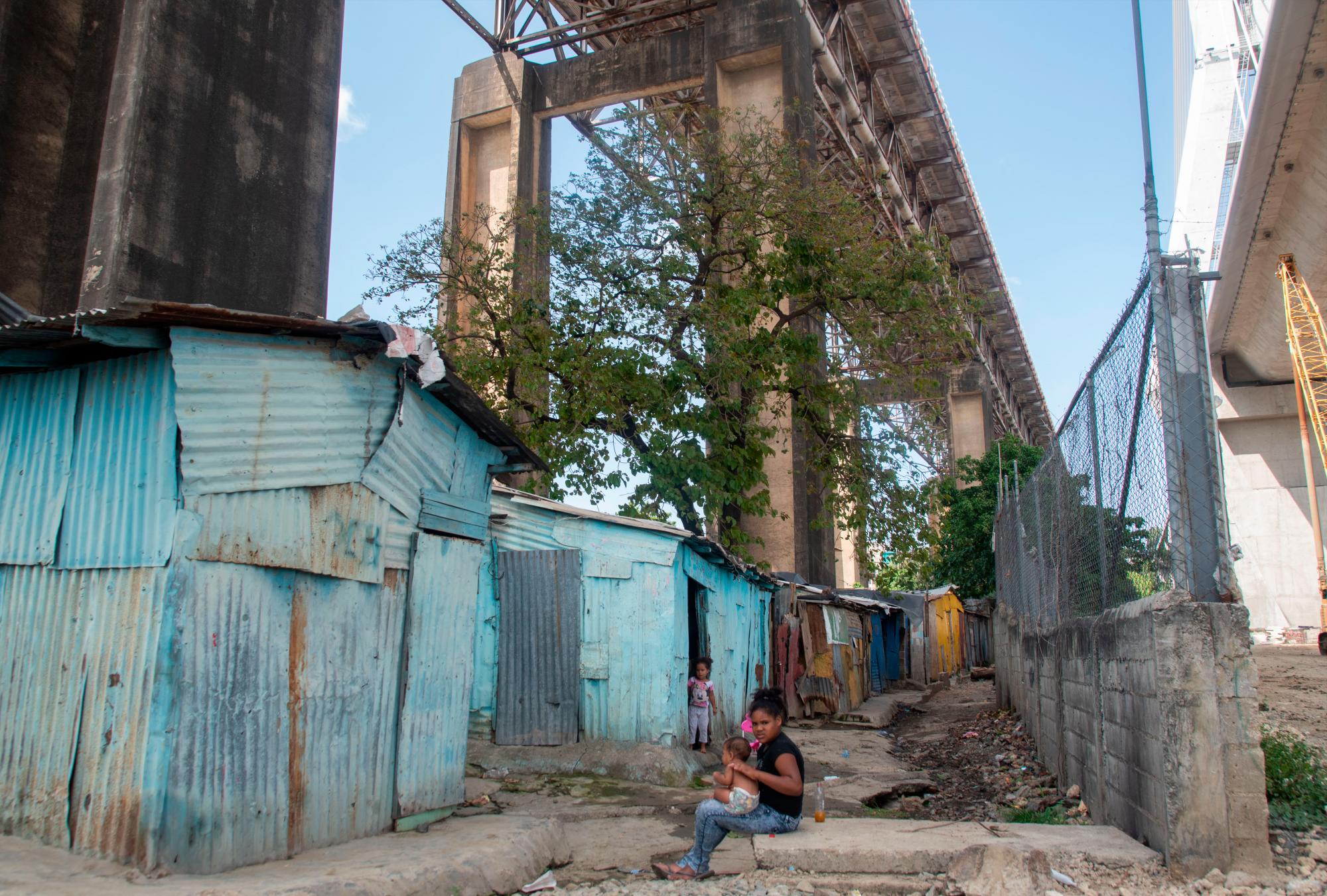 Familias viven debajo del puente desde hace años