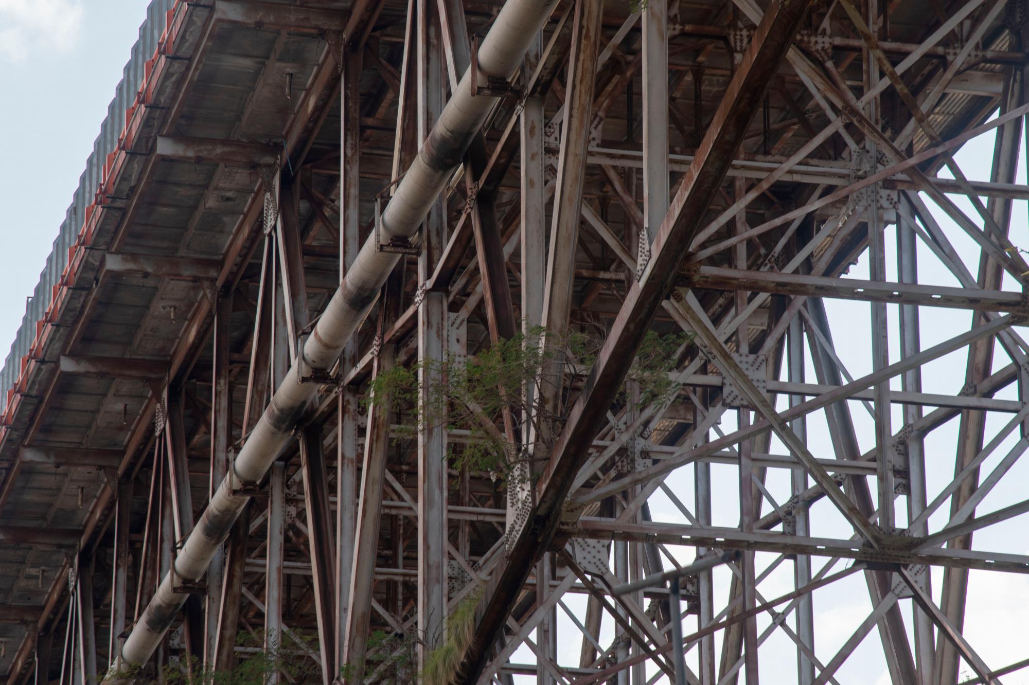 Parte de la estructura del puente oxidada.