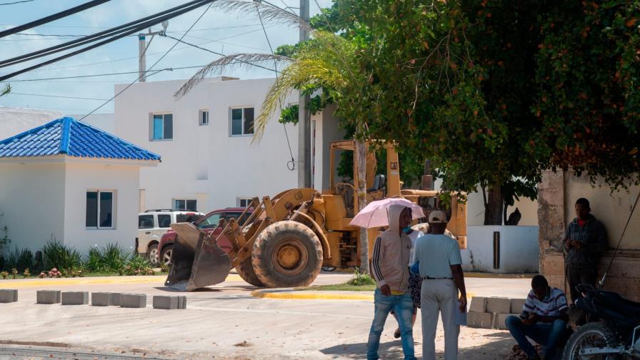 Vecinos del sector Amalia en SDE protestan contra acceso a residencial