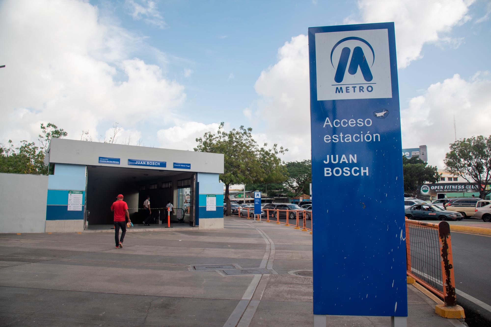 Tanto  en la entrada de la estación como en los alrededores siempre hay policías y militares.