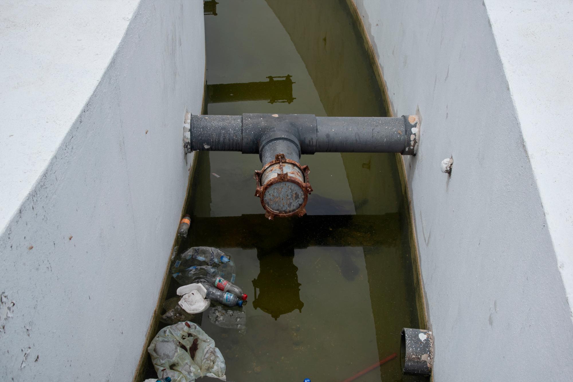 El agua de lluvia queda estancada en el lugar.