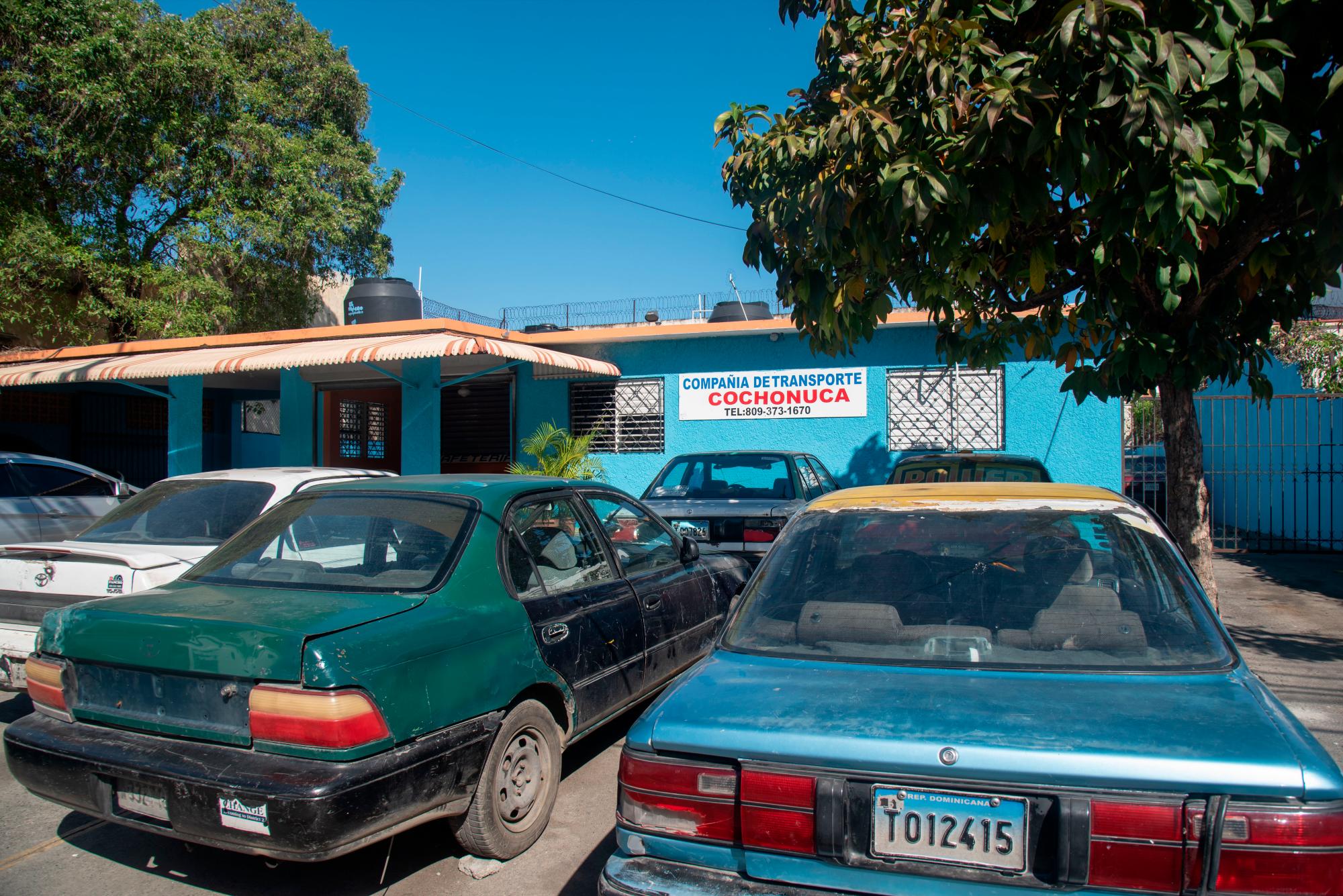 En el local de los transportistas, próximo a la avenida Núñez de Cáceres, algunos vehículos permanecen estacionados.