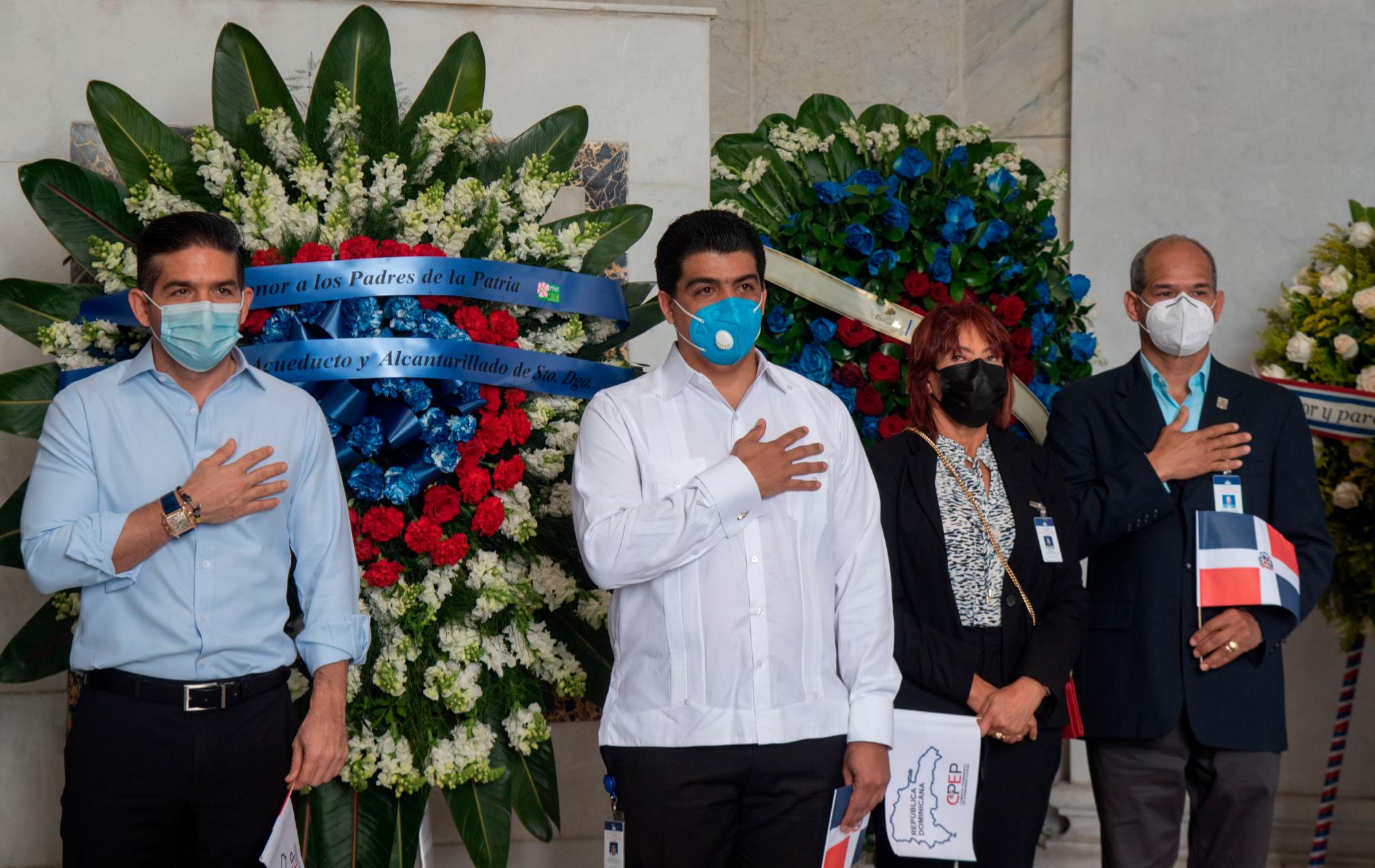 Los funcionarios encabezan el acto en honor a los padres de la patria.