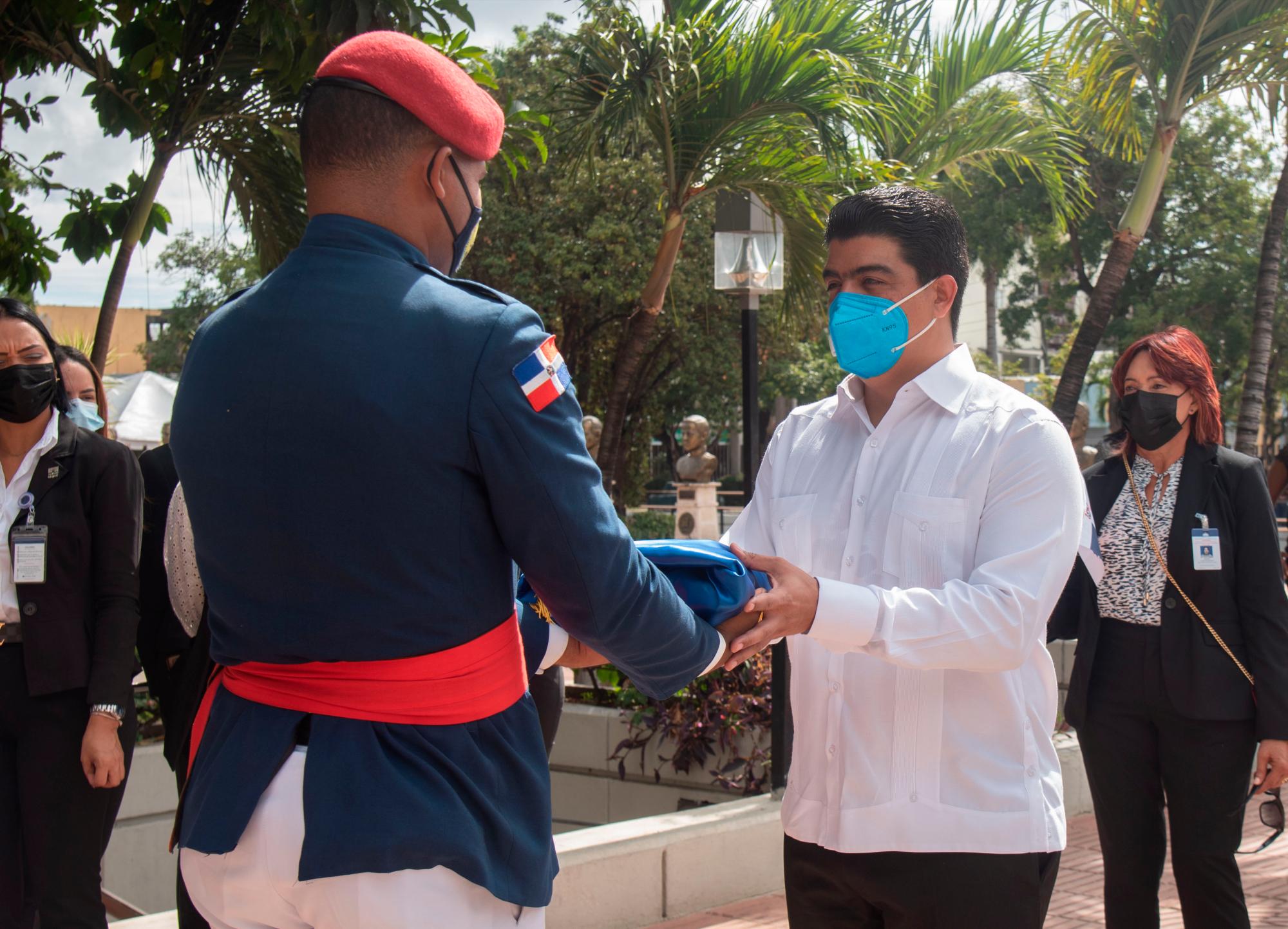 Suberví intercambia la Bandera Nacional con uno de los militares de puesto en el Altar de la Patria.