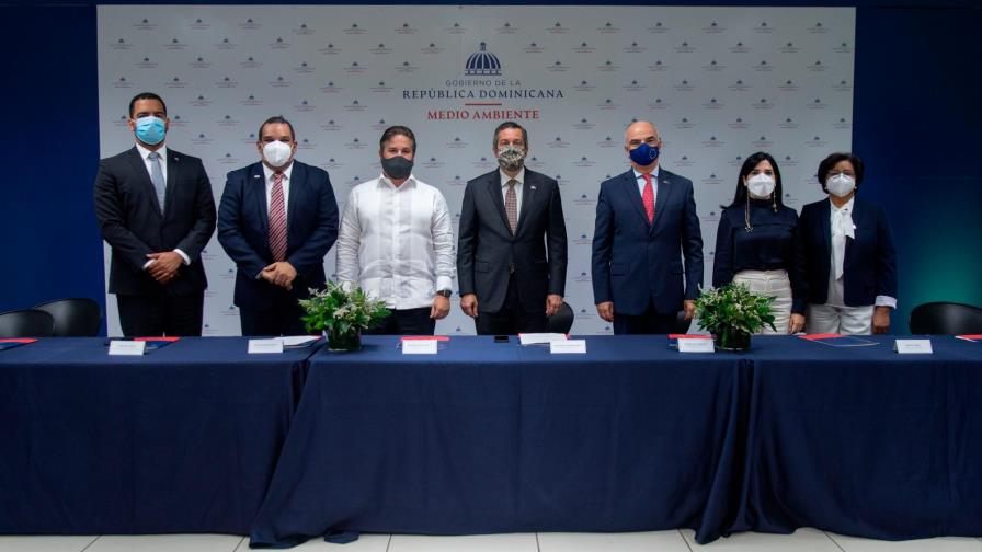 Ministro de Medio Ambiente dice pronto se decidirá sobre barcaza en el río Ozama