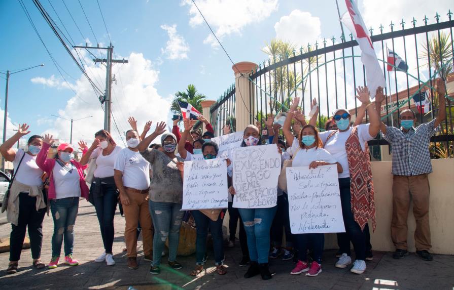 Exempleados protestan frente a los Comedores Económicos por pago de prestaciones