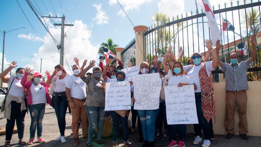 Exempleados protestan frente a los Comedores Económicos por pago de prestaciones Exempleados protestan frente a los Comedores Económicos por pago de prestaciones