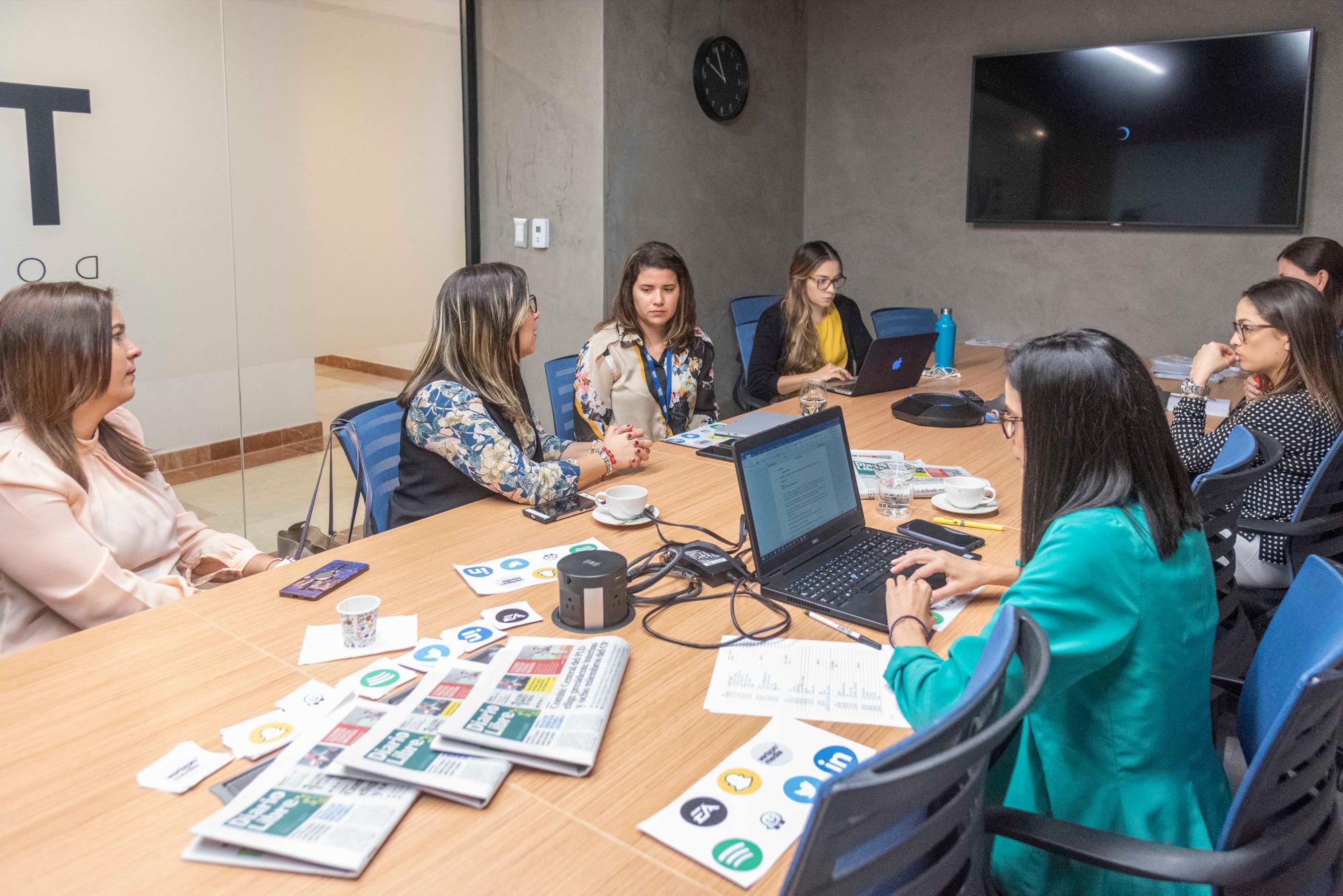 El equipo de IMS y de Diario Libre en sección de entrenamiento y actualización con Ángela Pina de United Capital.