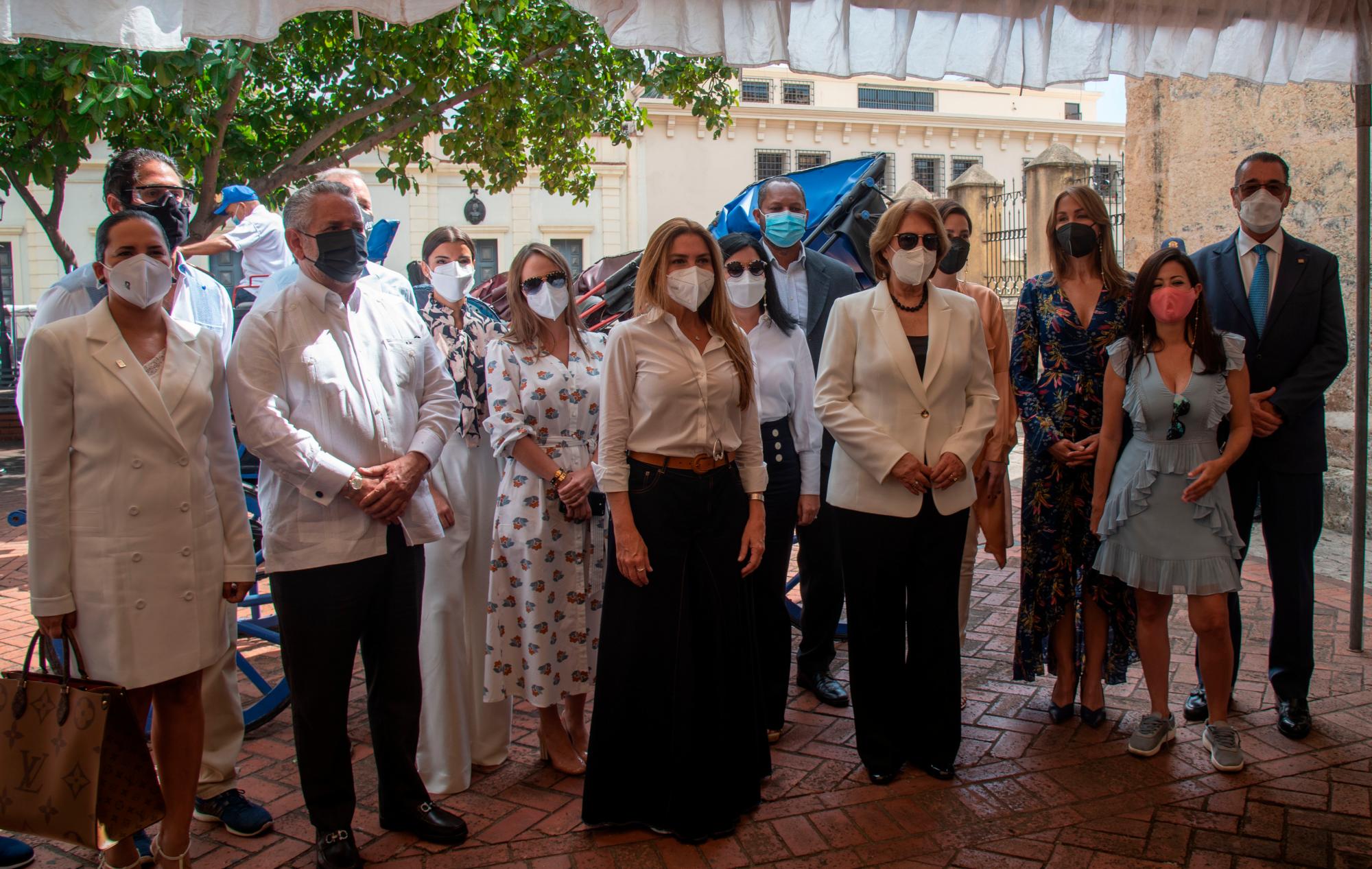 Representantes de varias instituciones en la reapertura del servicio.