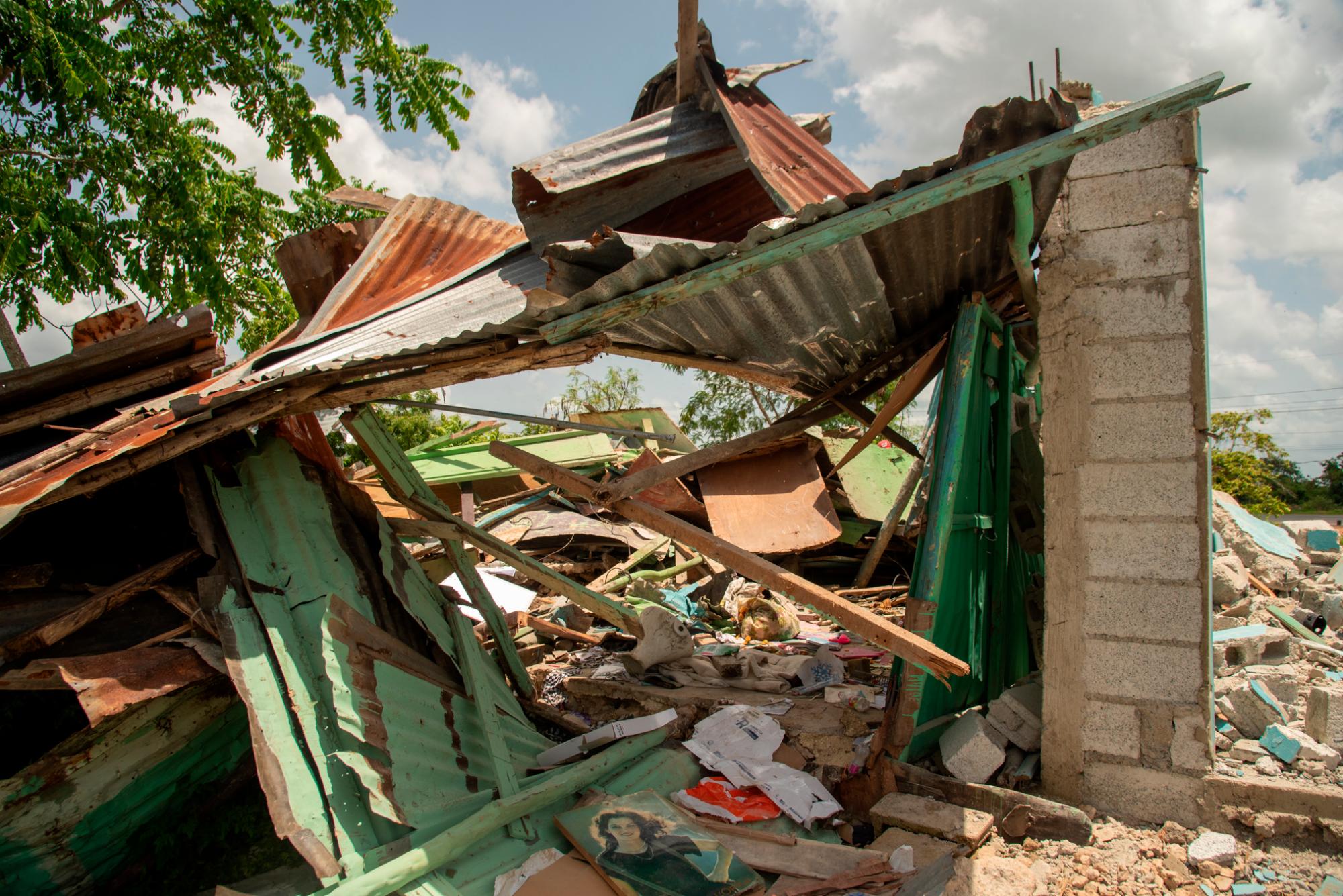 Los propietarios recogieron lo poco que les dejaron .