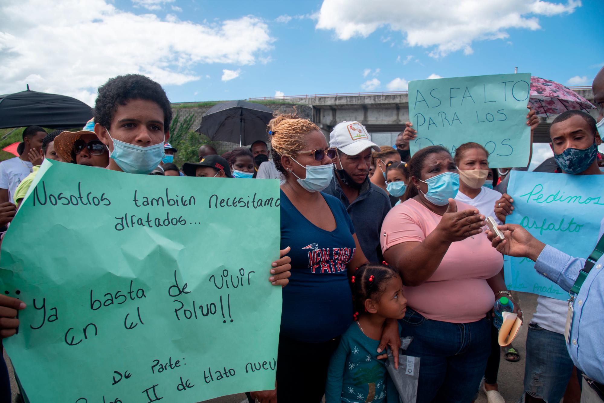 Hubo protesta de moradores por la reparación de calles y la terminación de una escuela.