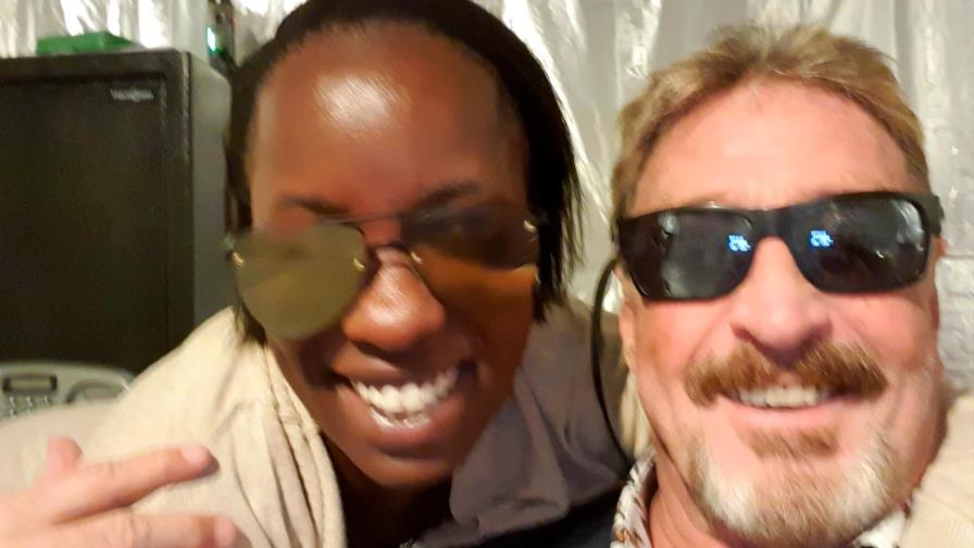 John McAfee y su esposa emprendieron la huida luego de aterrizar en Londres John McAfee y su esposa emprendieron la huida luego de aterrizar en Londres